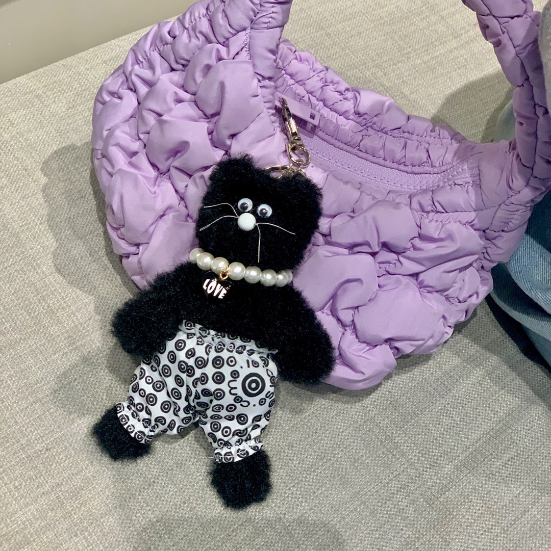 Monamhee x 10 Corso Como Bianco Keyring Black, COS Quilted Micro Bag Purple 착용 스타일 - 1