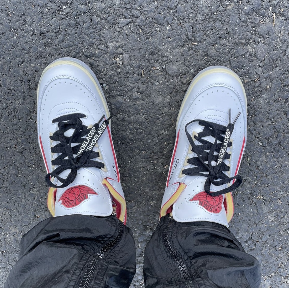 Jordan 2 x Off-White Retro Low SP White and Varsity Red 착용 스타일