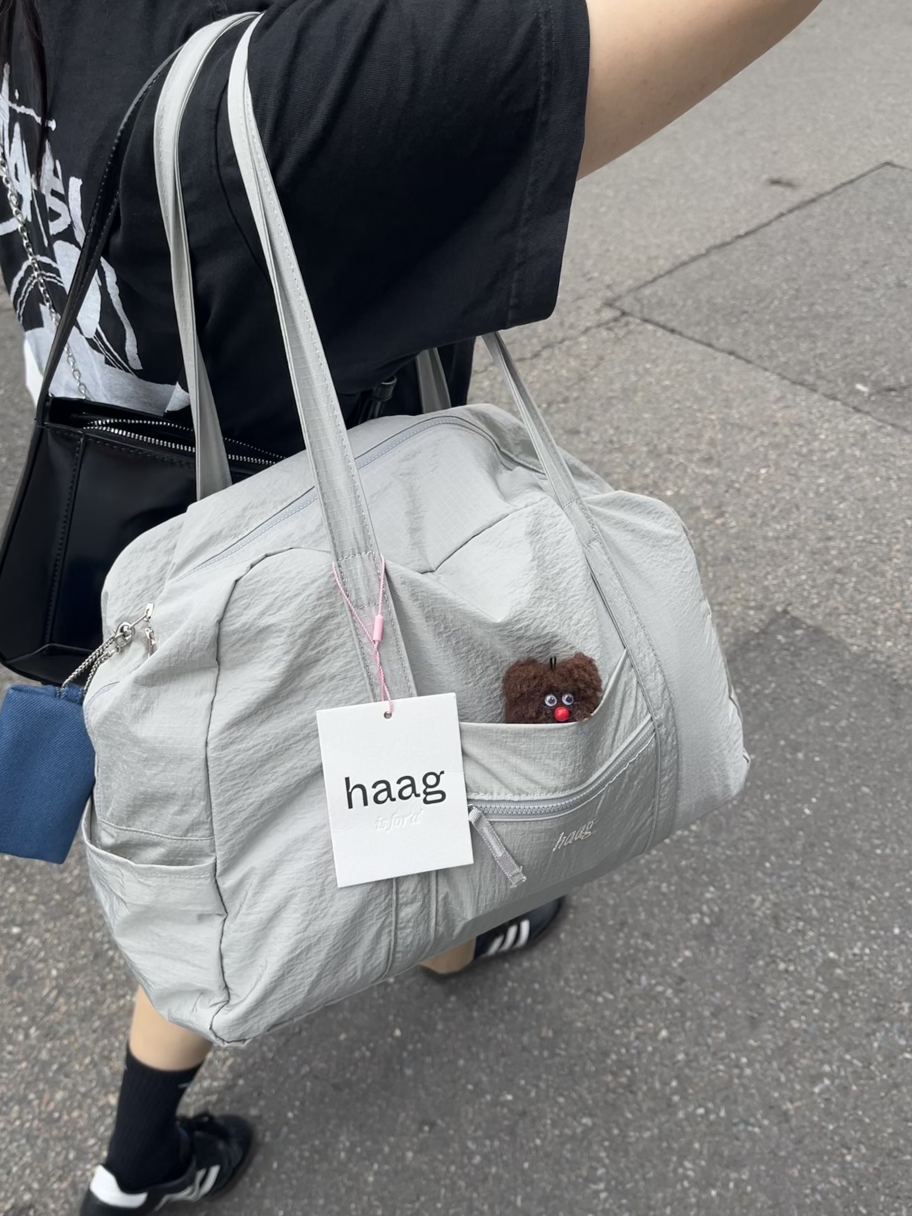 Haag Duffel Bag Silver, Adidas Samba OG Black White Gum 착용 스타일