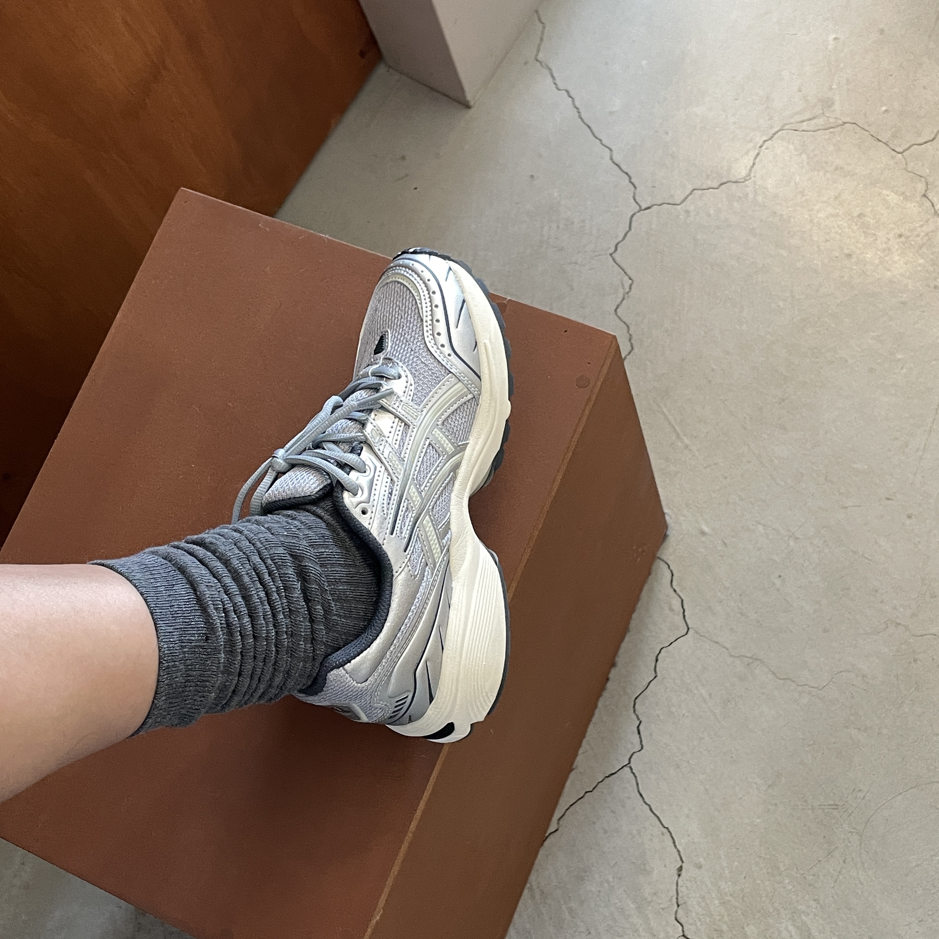 Asics Gel-1090 Piedmont Grey 착용 스타일 - 1