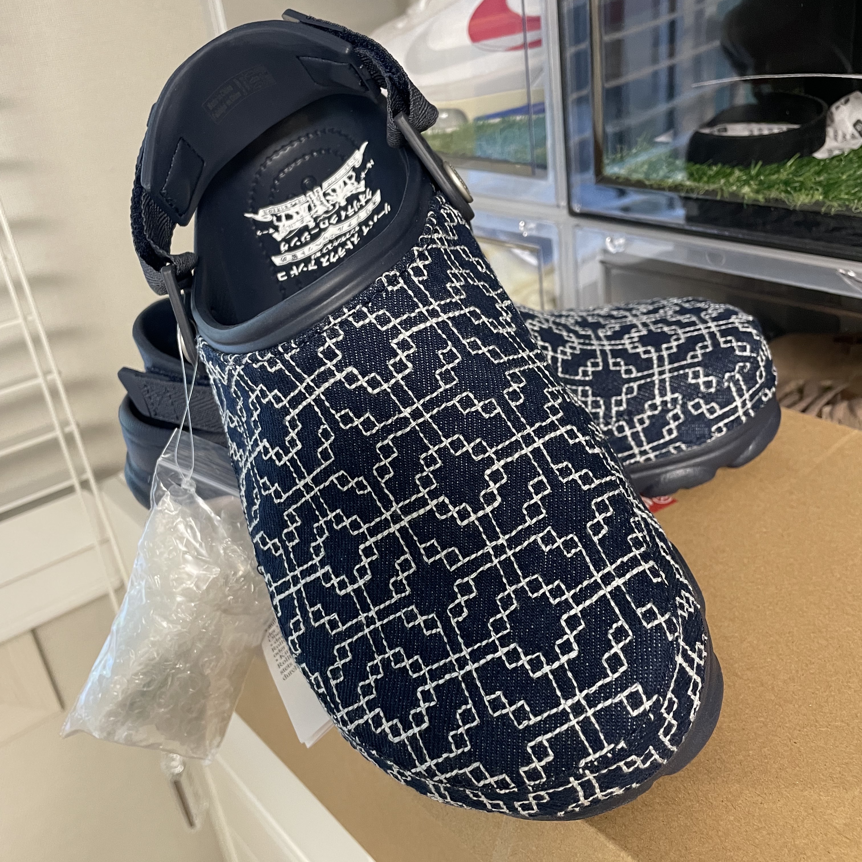 Crocs x Levi's All Terrain Clog Navy 착용 스타일 - 2
