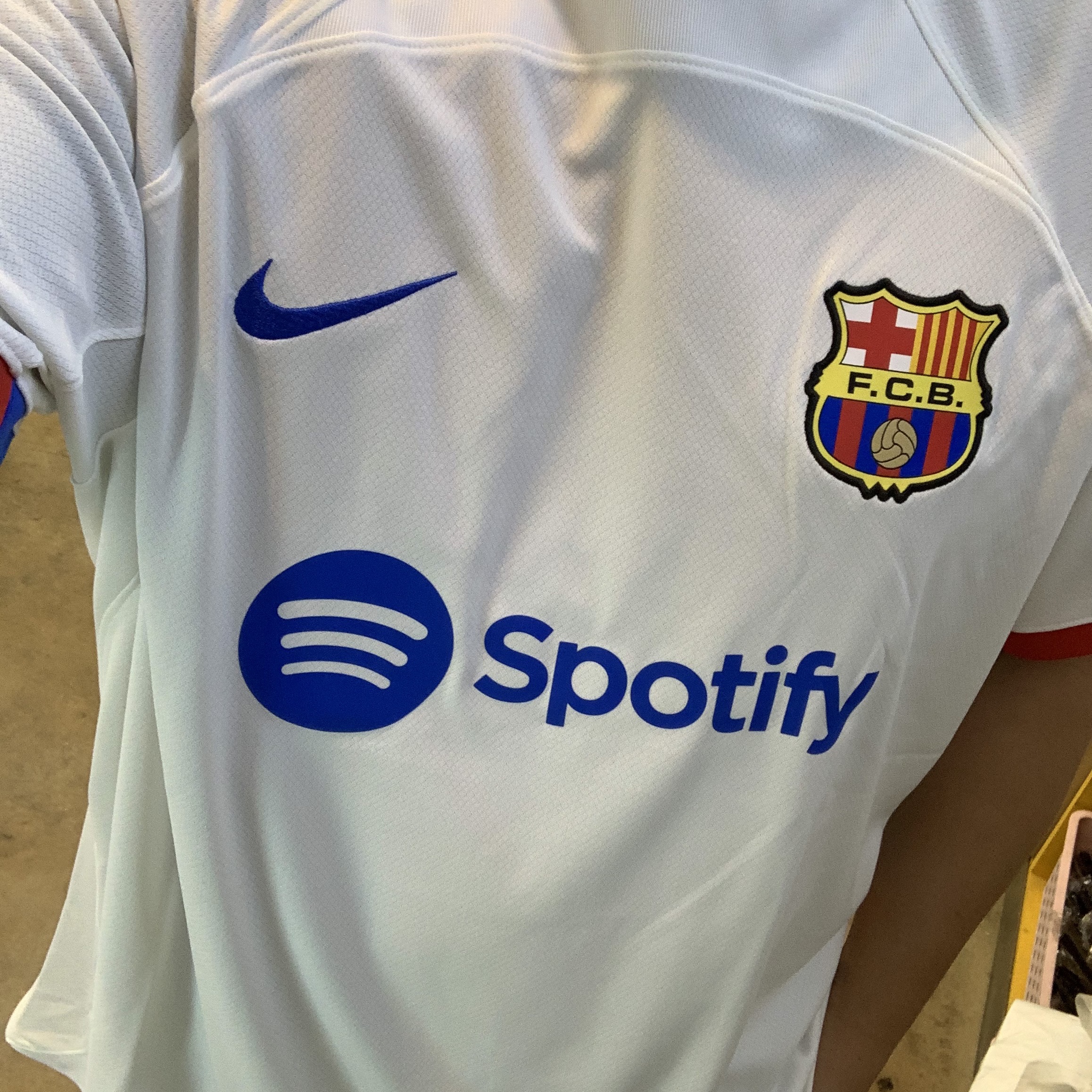 Nike FC Barcelona 2023/24 Stadium Away Dri-Fit Jersey White Royal Blue (Non Marking Ver.) 착용 스타일 - 1