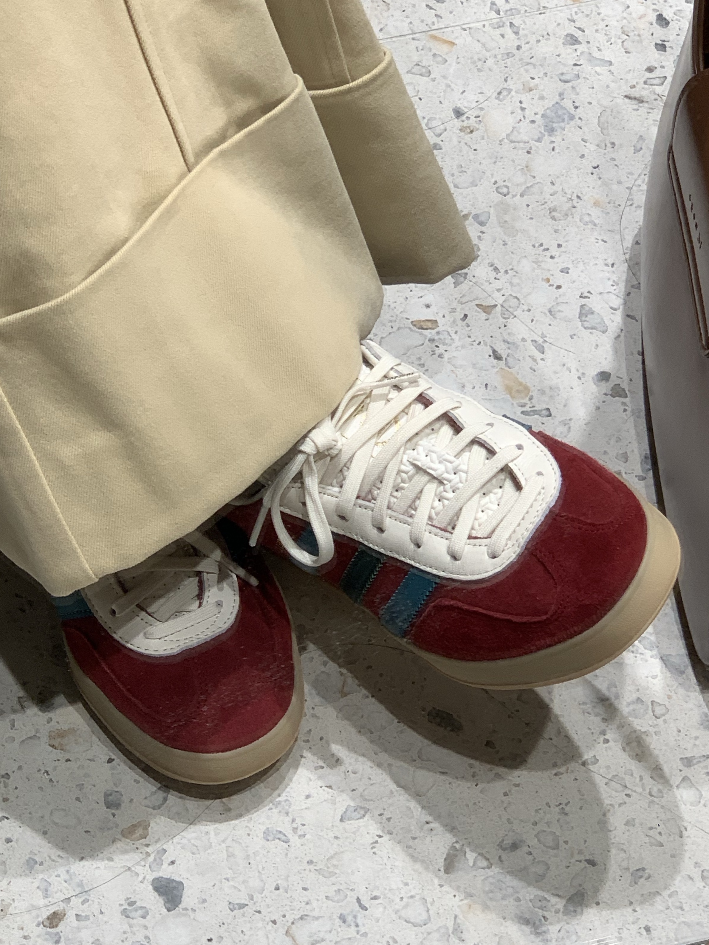 Adidas Gazelle Indoor Collegiate Burgundy Arctic Fuchsia 착용 스타일 - 3