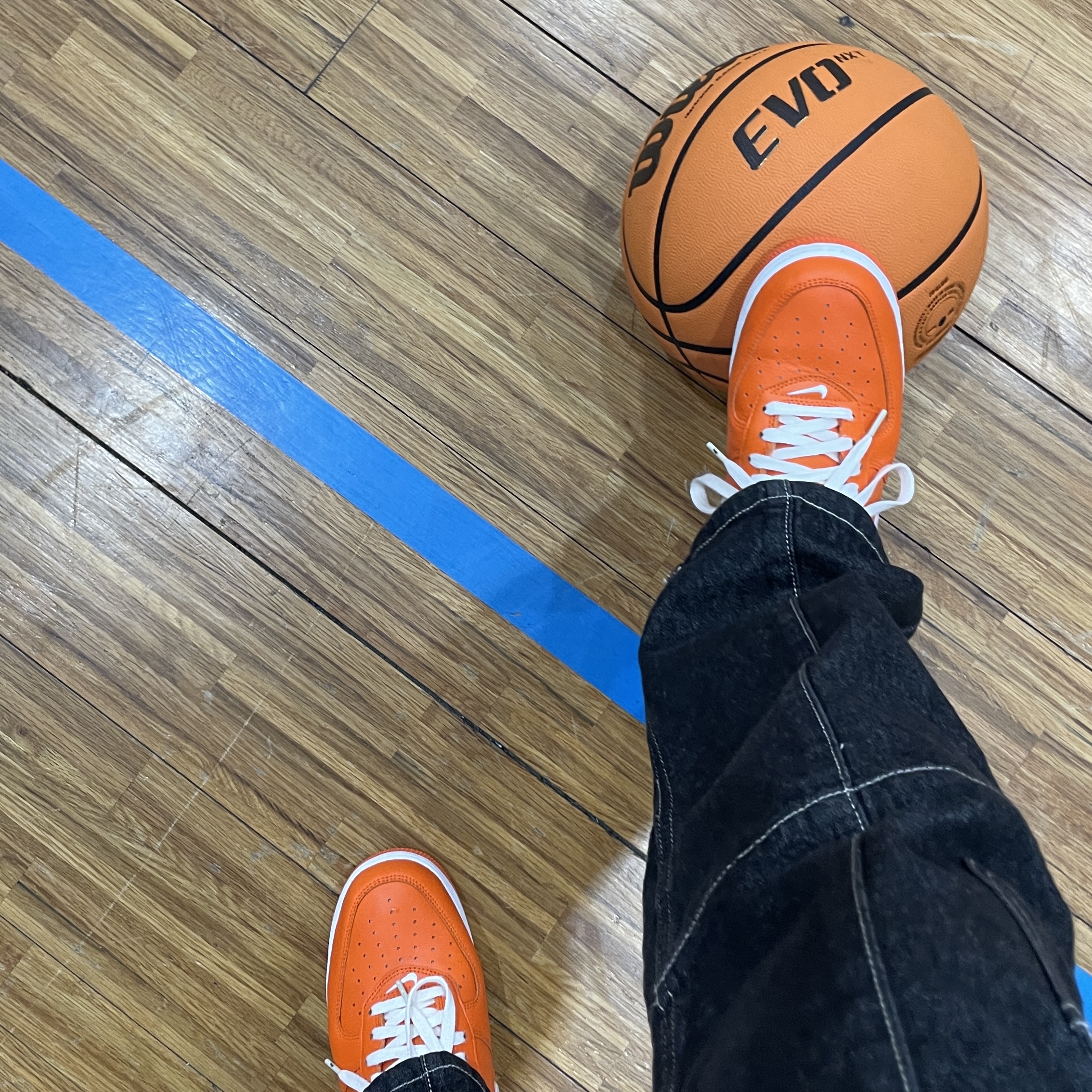 Nike Air Force 1 Low Retro Color of The Month Safety Orange 착용 스타일