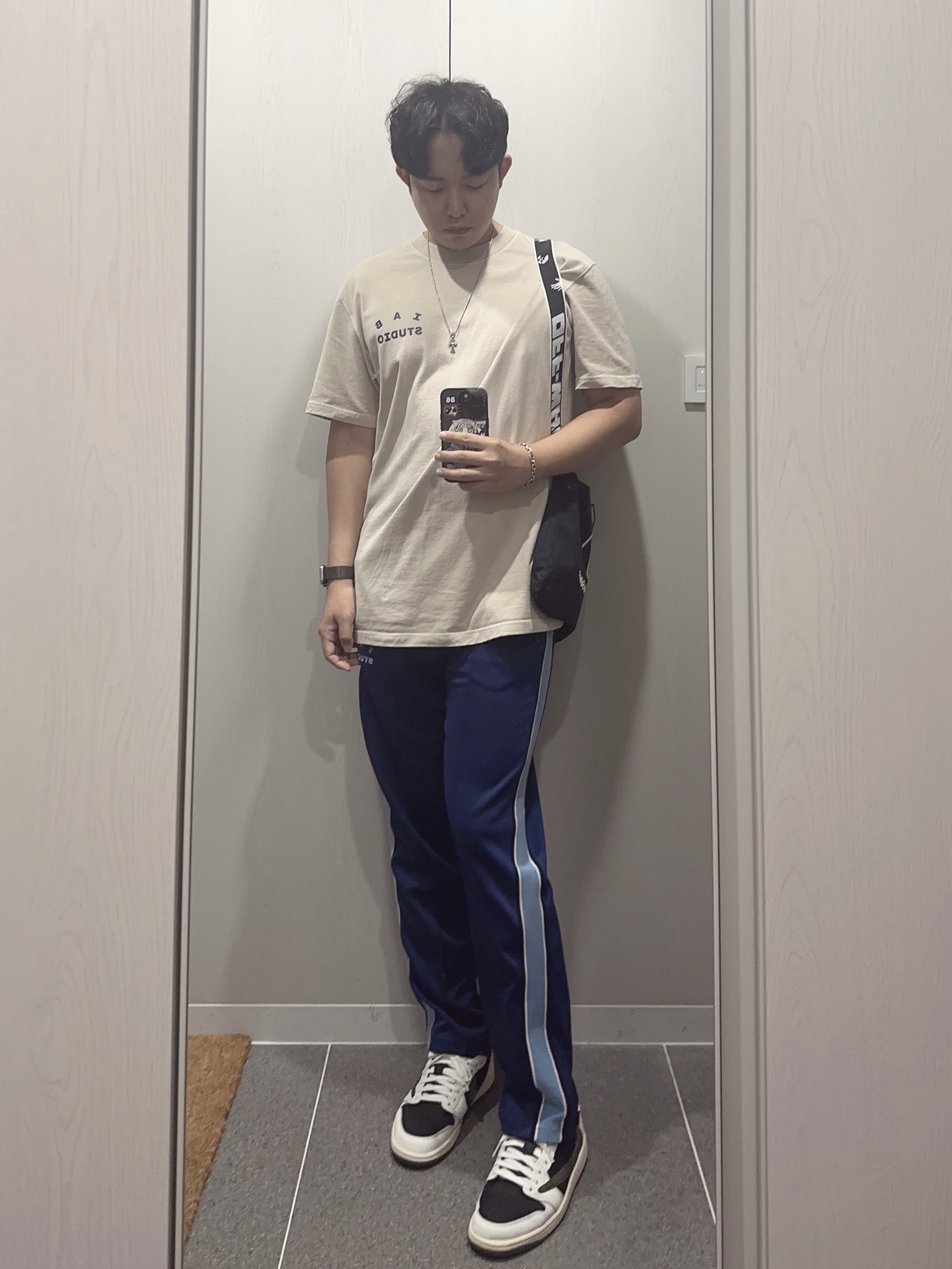 IAB Studio Pigment T-Shirt Oatmeal, IAB Studio Track Pants Navy - 21SS 착용 스타일
