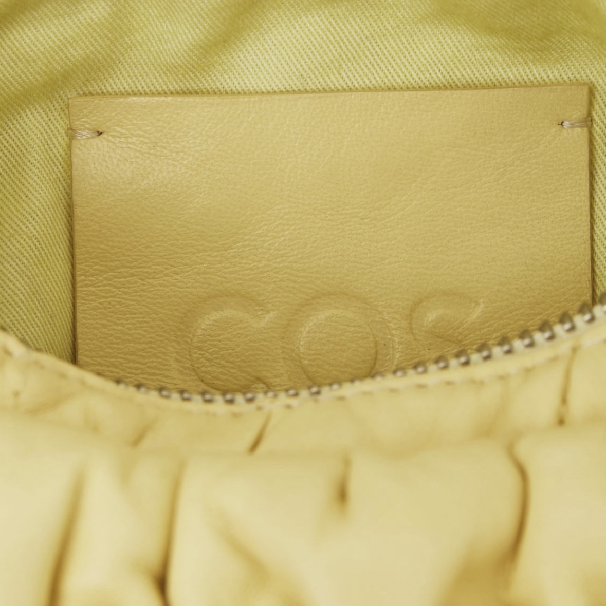 COS Quilted Micro Bag Leather Light Yellow 착용 스타일 - 4