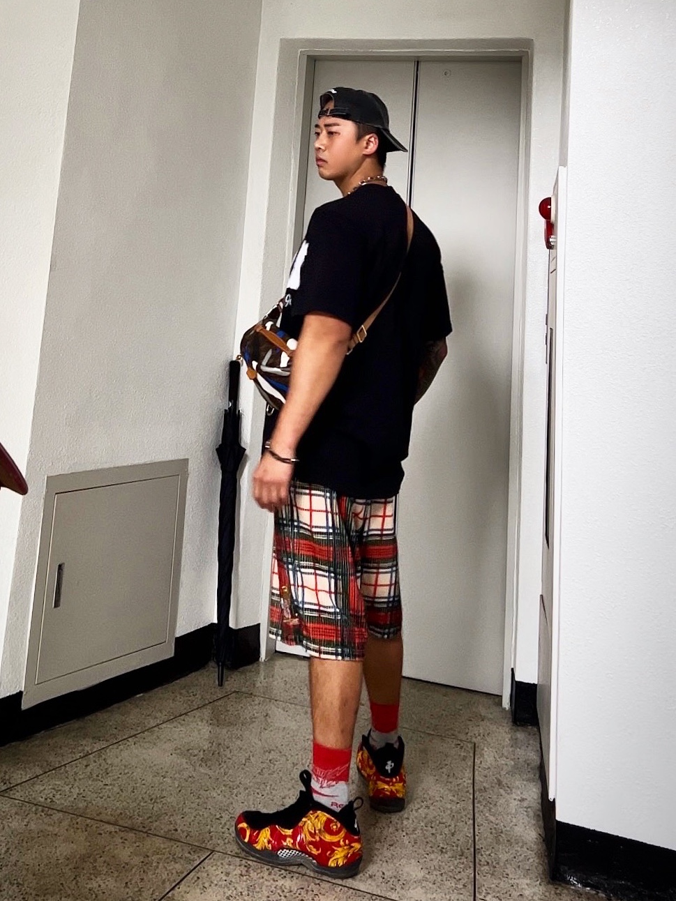 Supreme Pigment Canvas S Logo 6-Panel Black - 23SS, Supreme Intarsia Spellout S/S Top Black - 21SS 착용 스타일 - 1