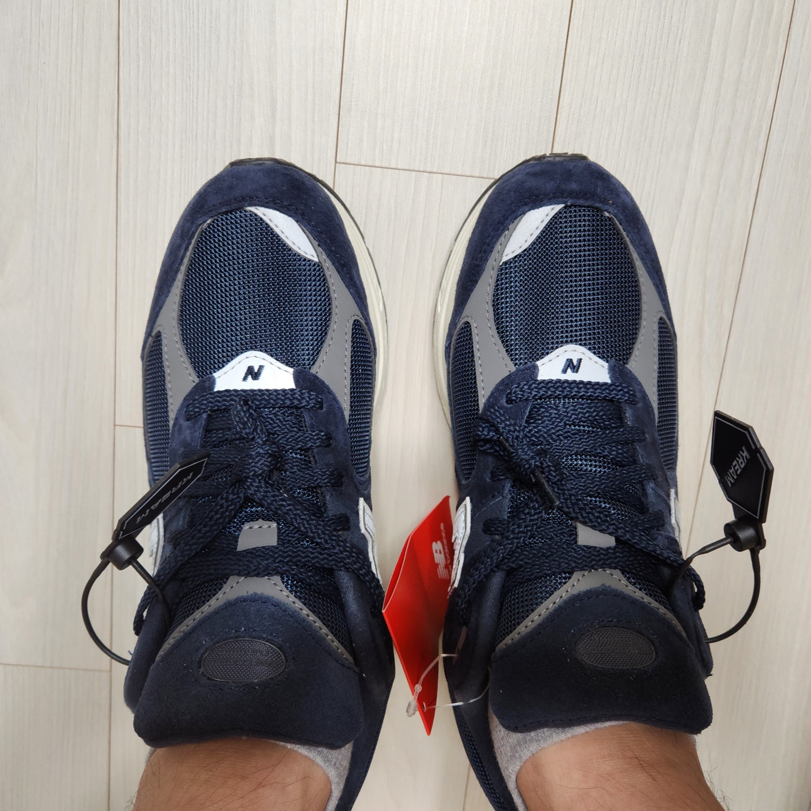 New Balance 2002R Eclipse Castlerock 착용 스타일