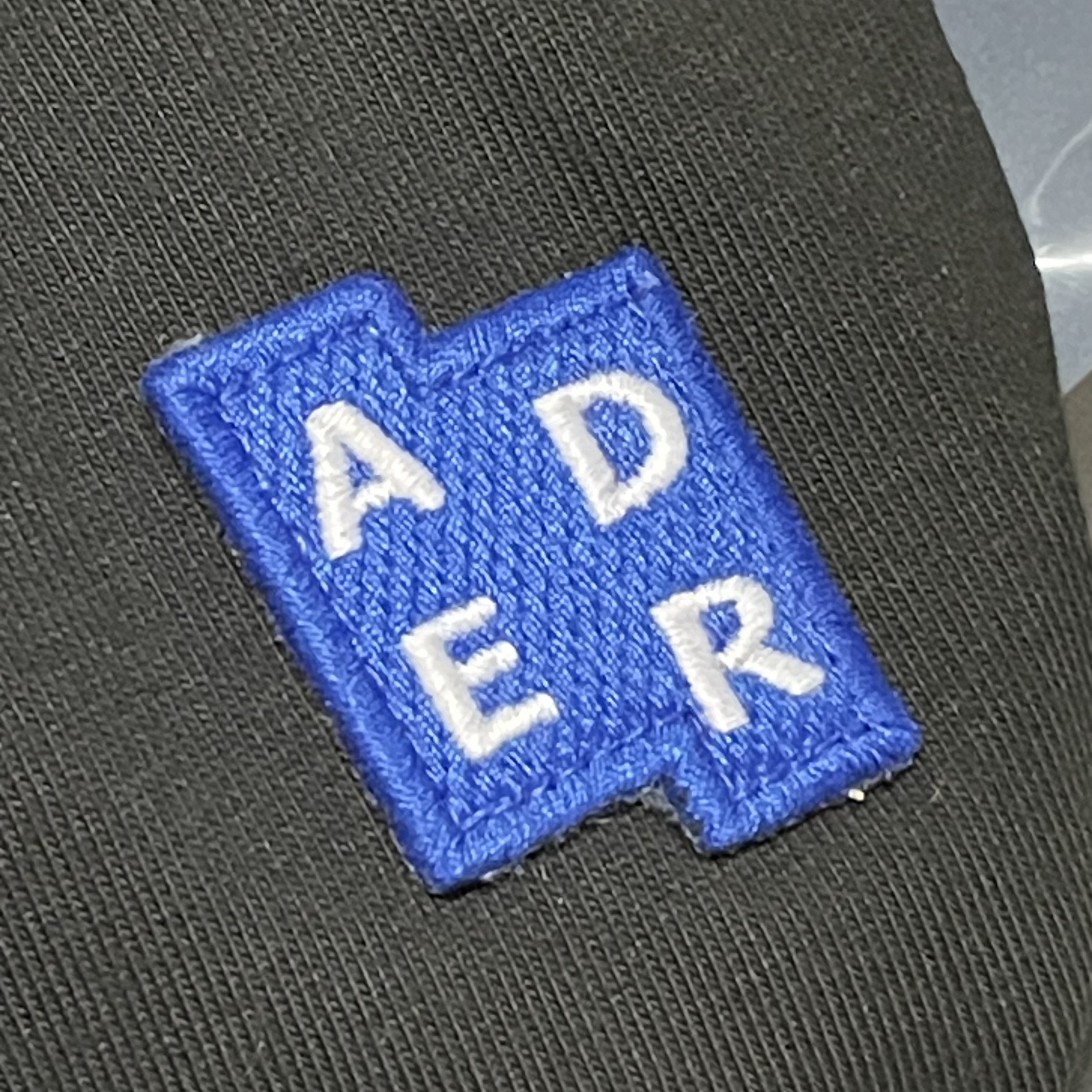 Ader Error Sig; TRS/BL Tag T-Shirt 01 Black 착용 스타일 - 1
