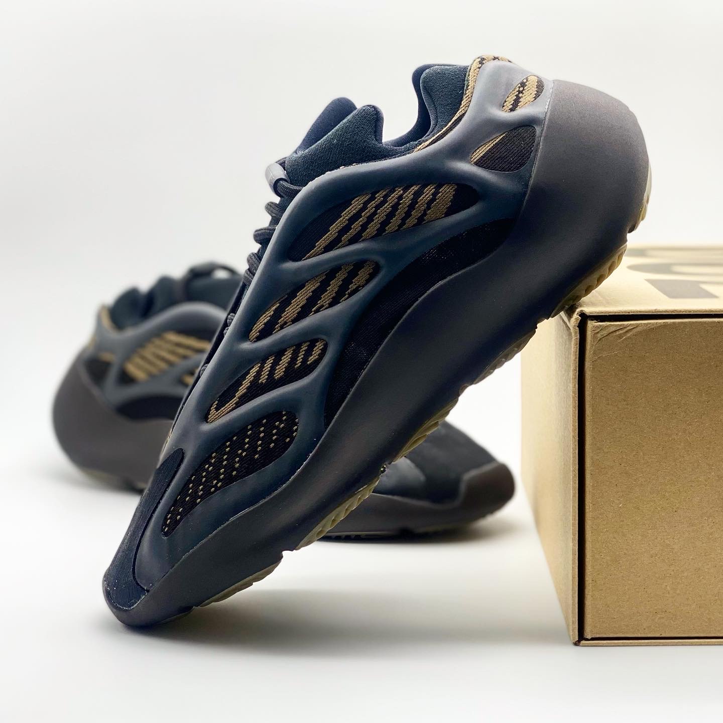 Adidas Yeezy 700 V3 Clay Brown 착용 스타일 - 4