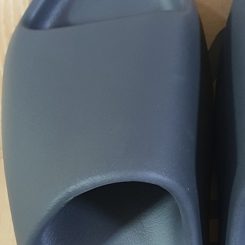 Adidas Yeezy Slide Granite 착용 스타일
