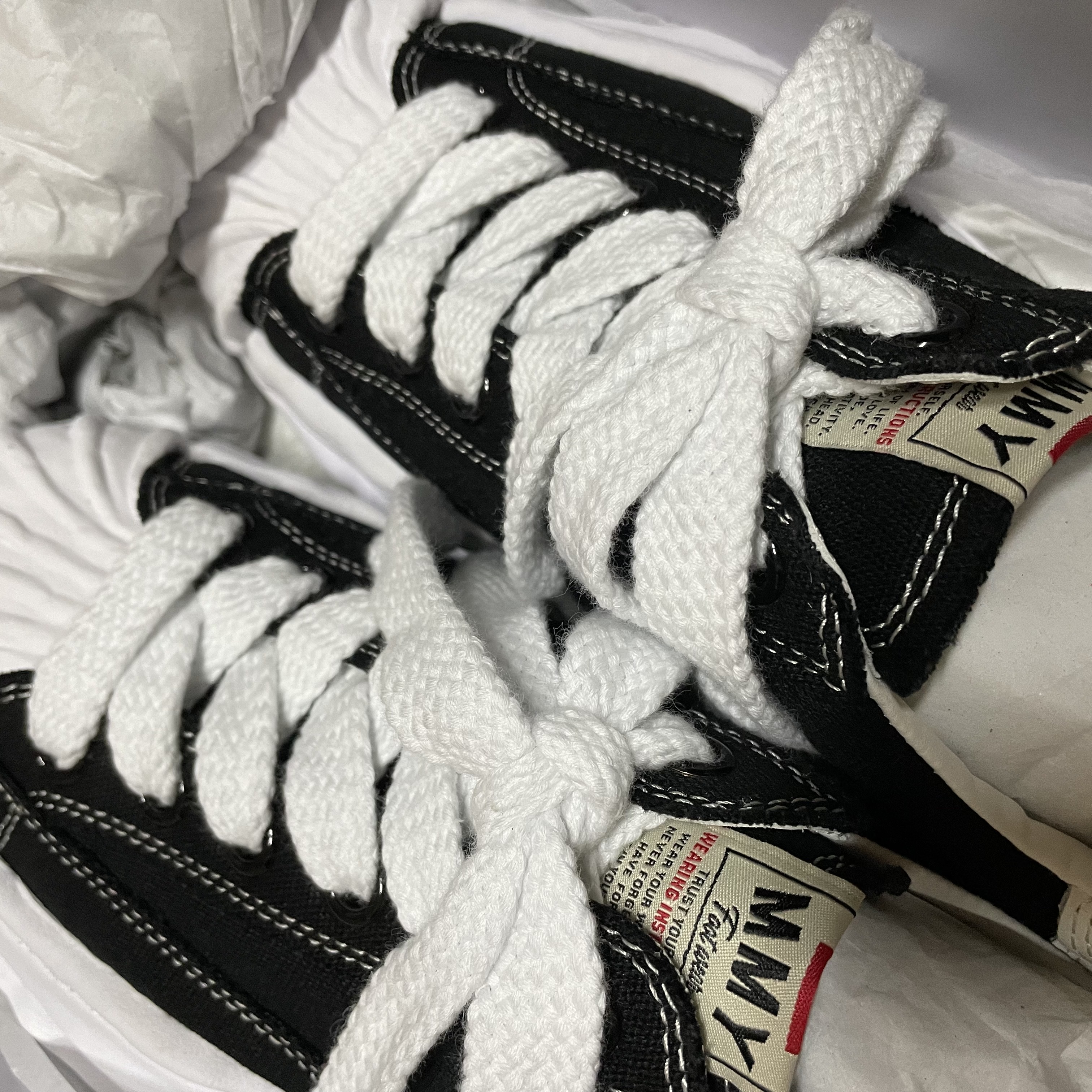 Maison Mihara Yasuhiro Blakey OG Sole Canvas Low-top Sneakers Black White 착용 스타일 - 1