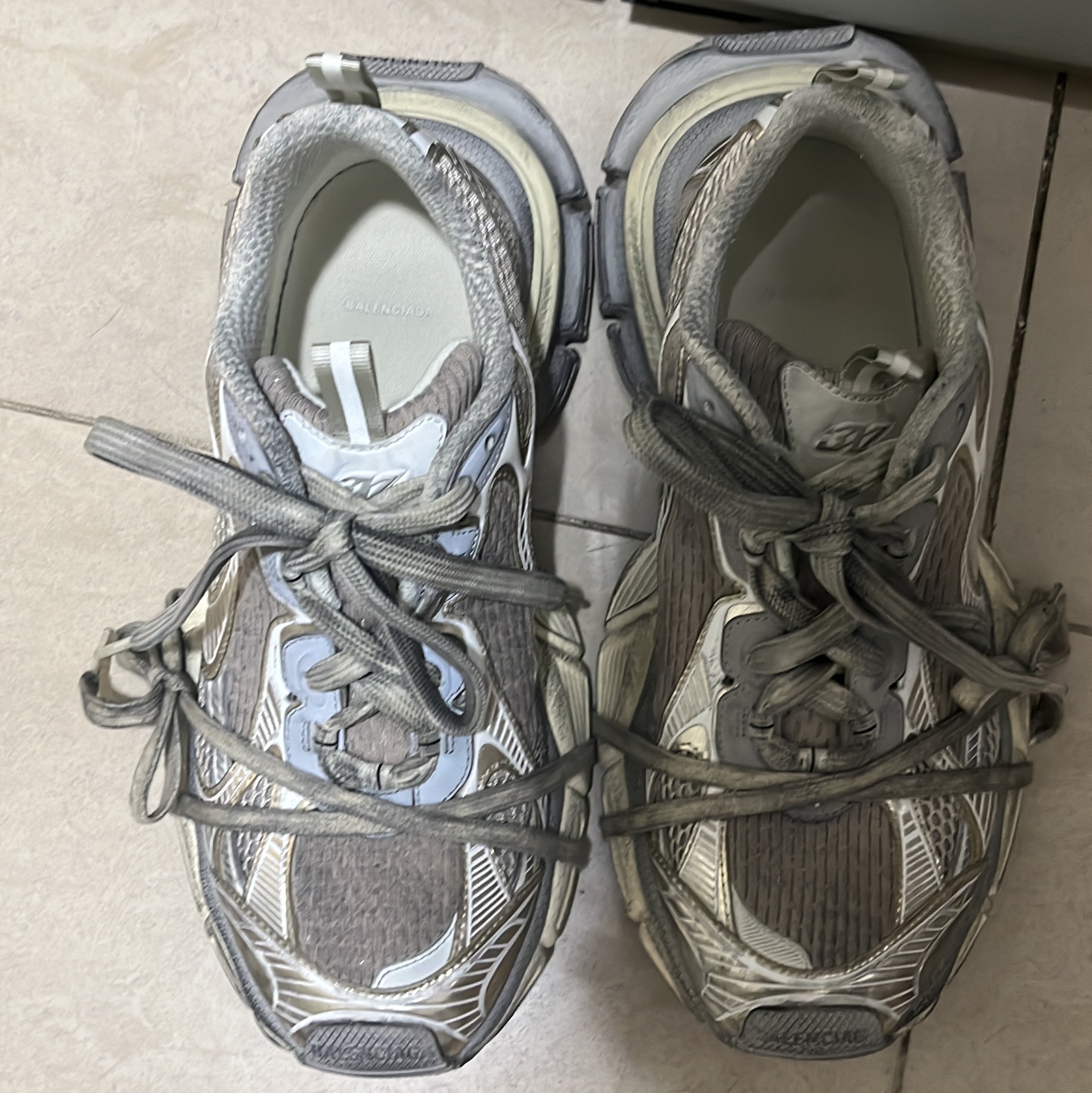 Balenciaga 3XL Sneakers Light Beige 착용 스타일