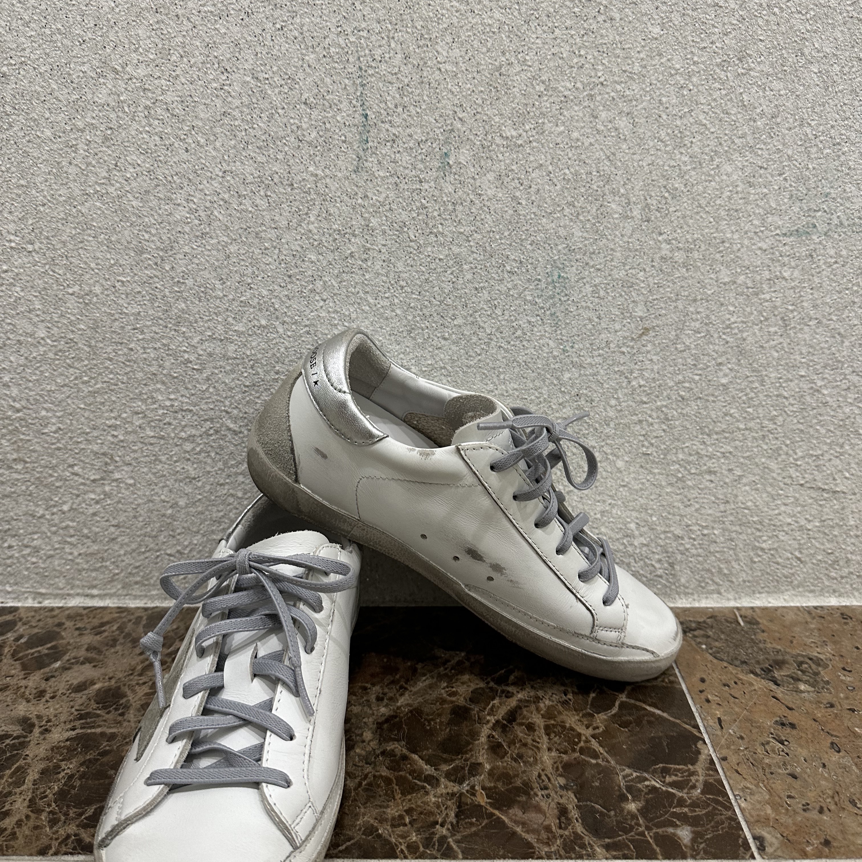 (W) Golden Goose Superstar White Silver Heel Tab Sneakers 착용 스타일 - 2