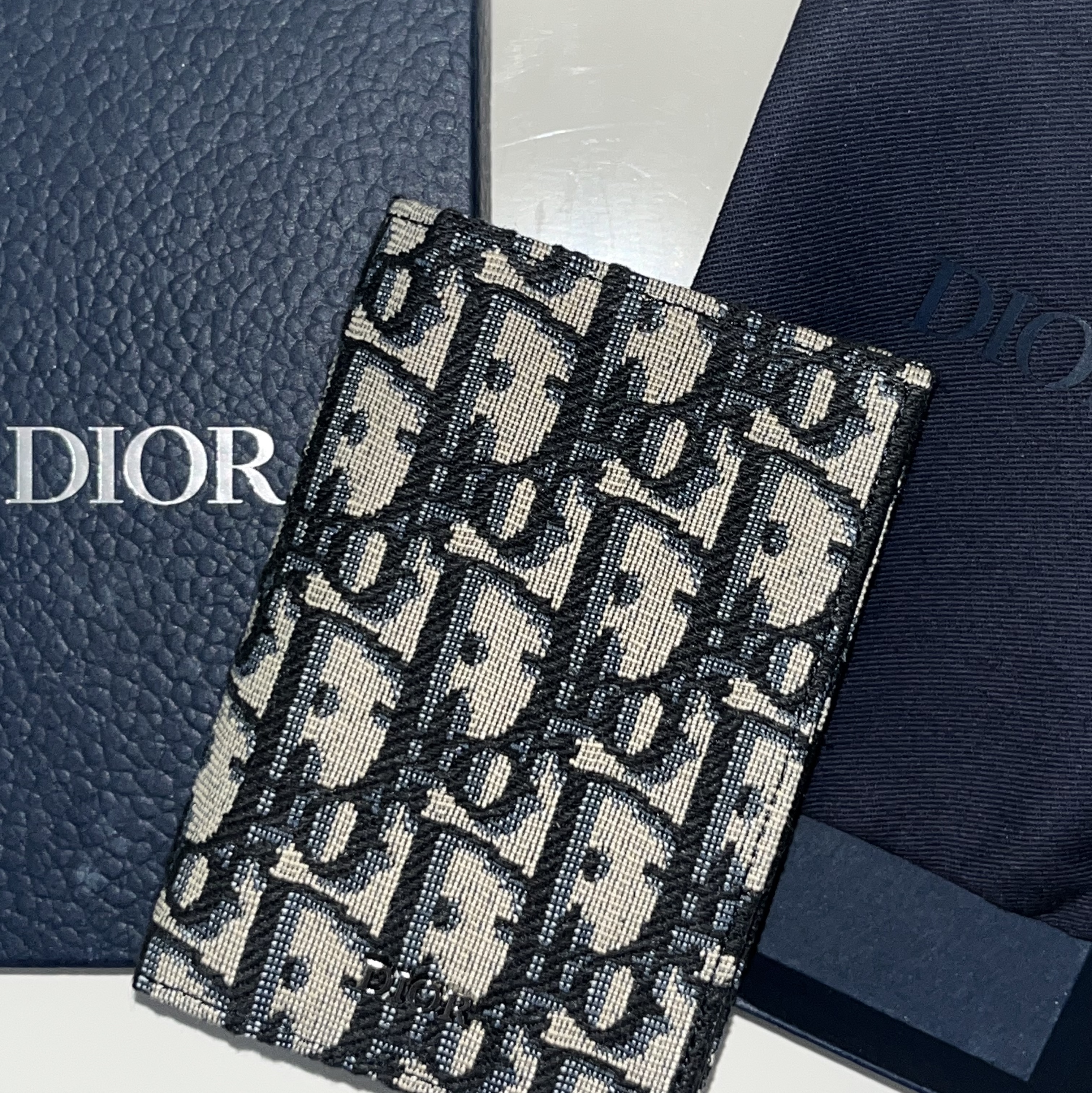 Dior Bi-Fold Card Holder Beige & Black Dior Oblique Jacquard 착용 스타일