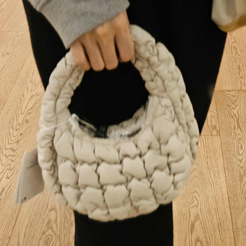 COS Quilted Micro Bag Leather White 착용 스타일