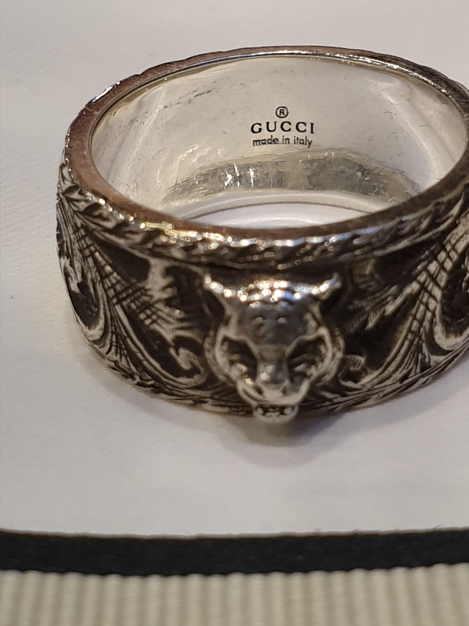 Gucci Thin Silver Ring With Feline Head Silver Aged Dark Finish 착용 스타일