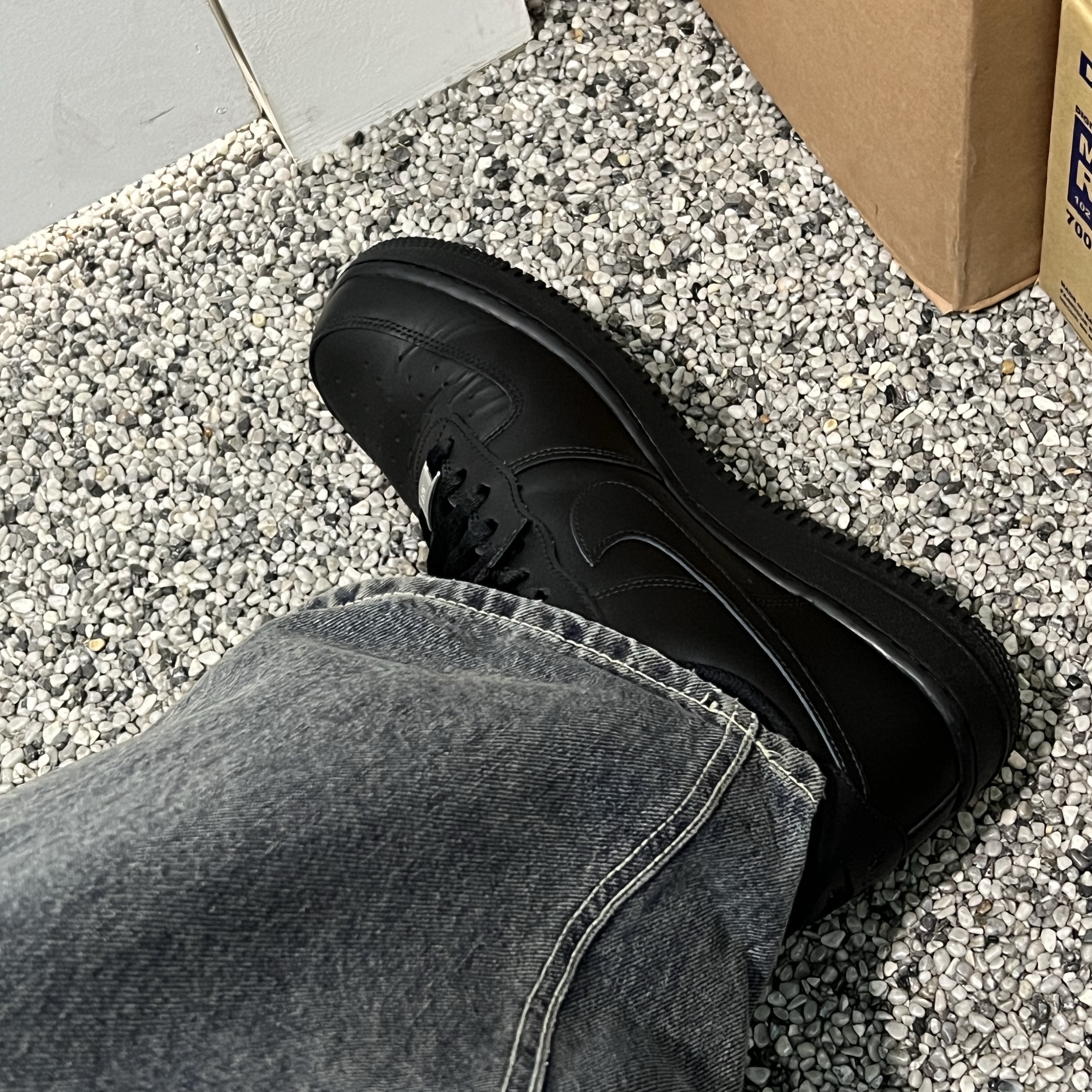 Nike Air Force 1 '07 Low Triple Black 착용 스타일