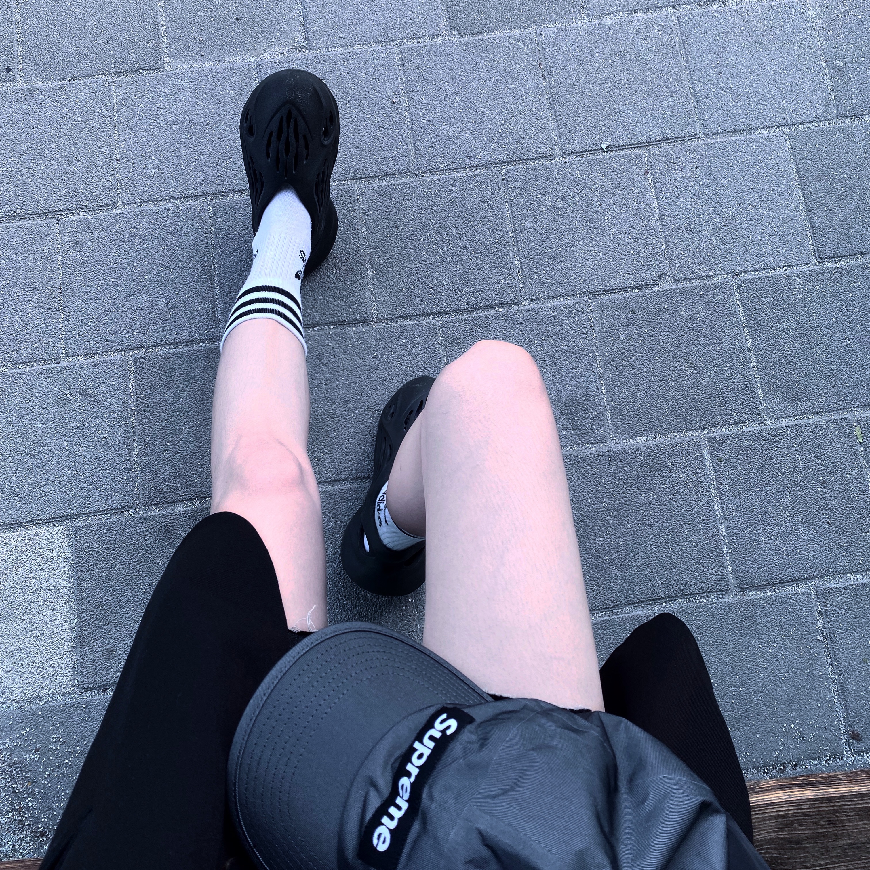 Arc'teryx Heliad 6 Crossbody Bag Black, Adidas Yeezy Foam RNNR Onyx 착용 스타일