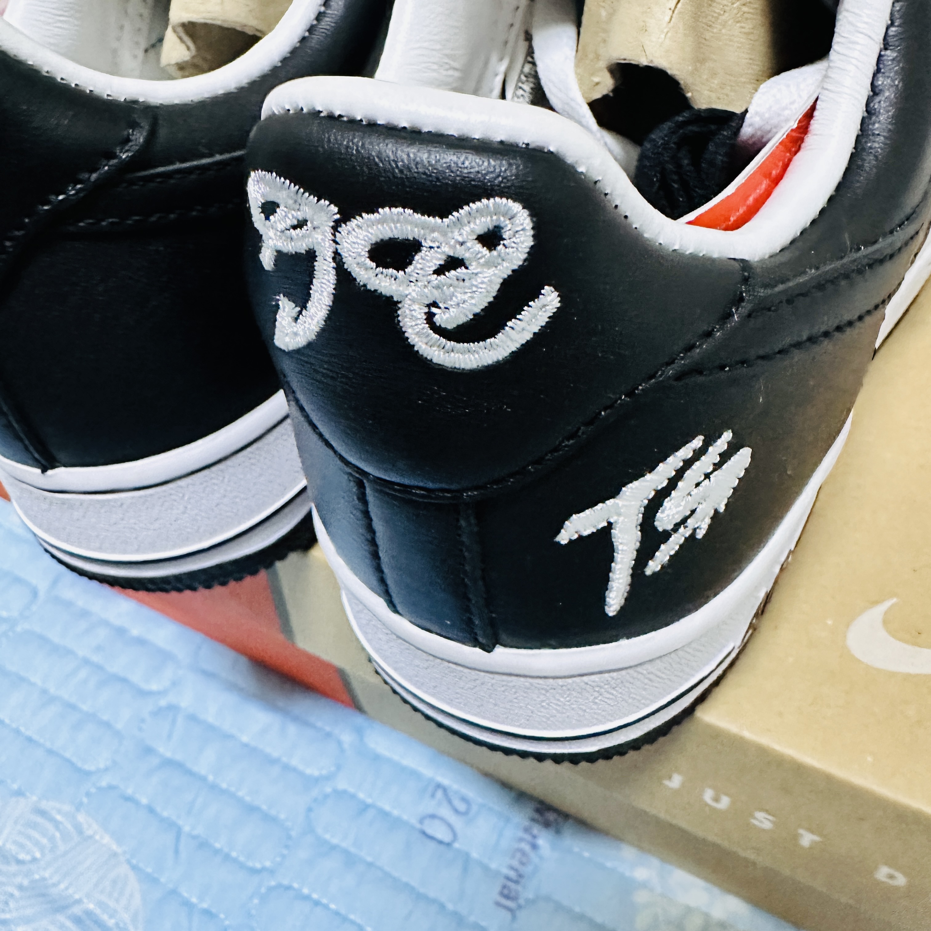Nike x Terror Squad Air Force 1 Low QS Blackout 착용 스타일 - 4