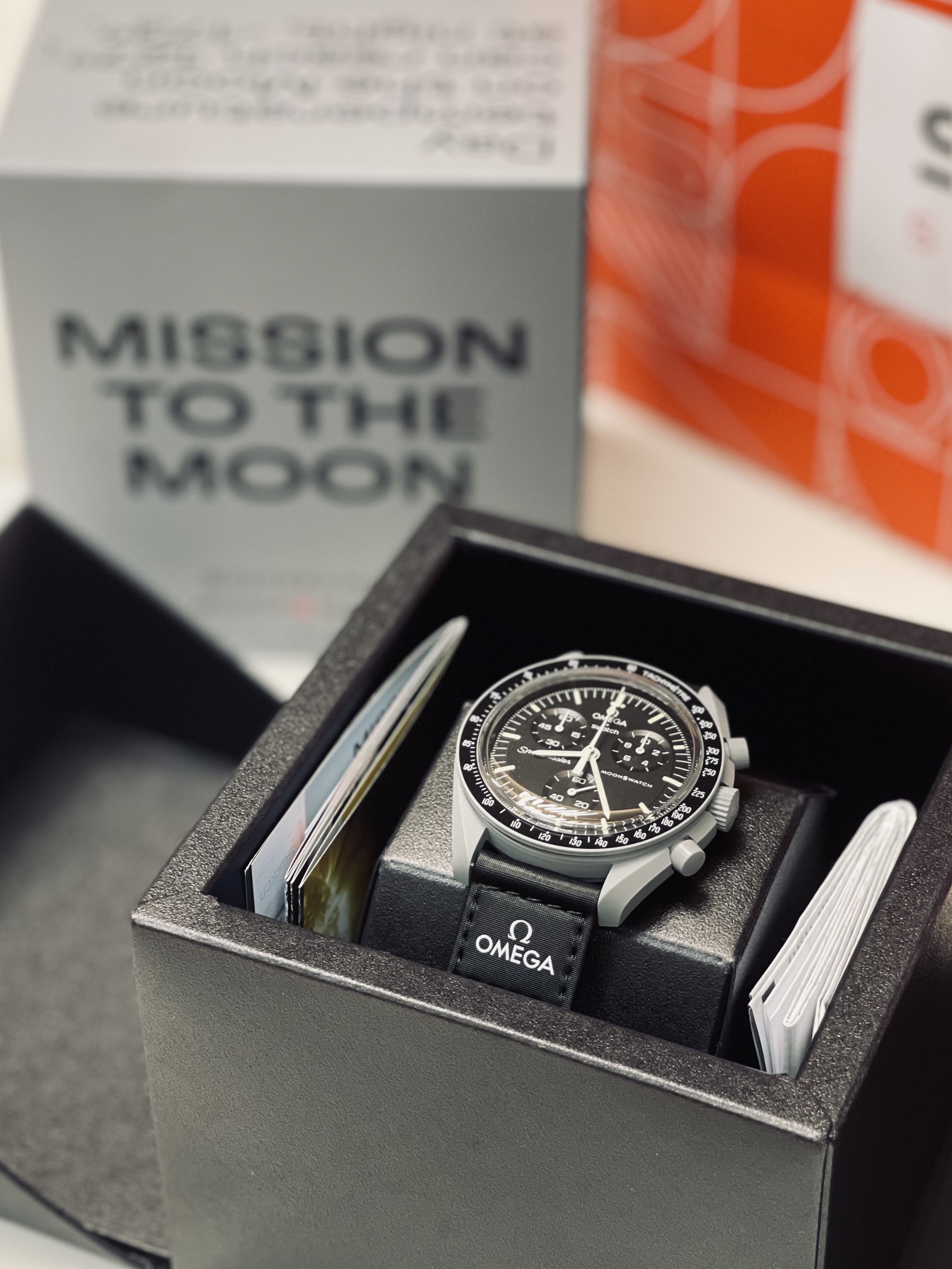 Swatch x Omega Bioceramic MoonSwatch Mission To The Moon 착용 스타일 - 1