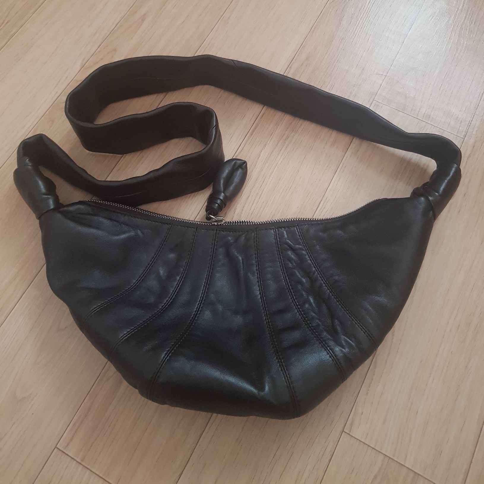 Lemaire Small Croissant Bag Soft Nappa Leather Dark Chocolate 착용 스타일 - 2