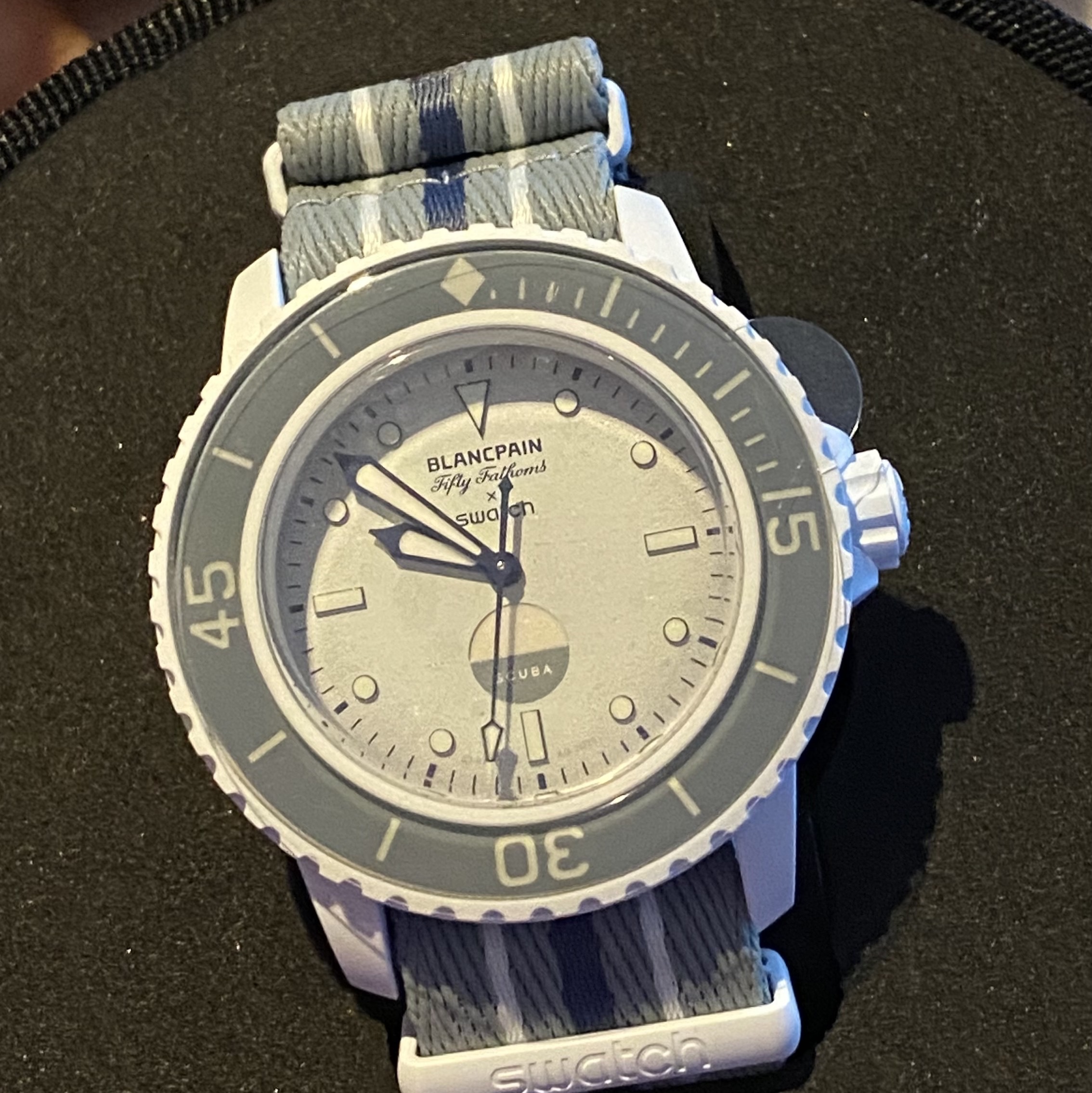 Swatch x Blancpain Bioceramic Antarctic Ocean 착용 스타일 - 1