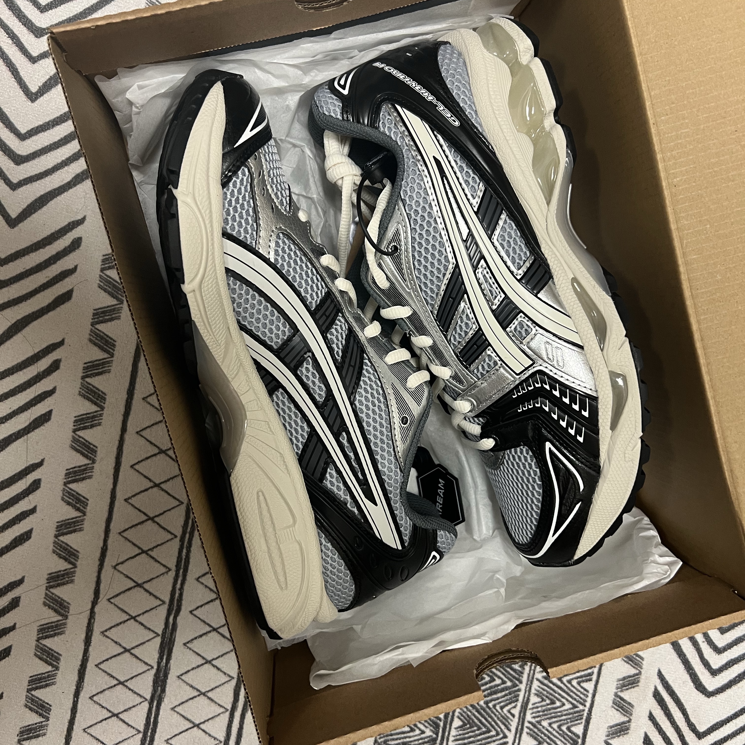Asics Gel-Kayano 14 Black Glacier Grey 착용 스타일