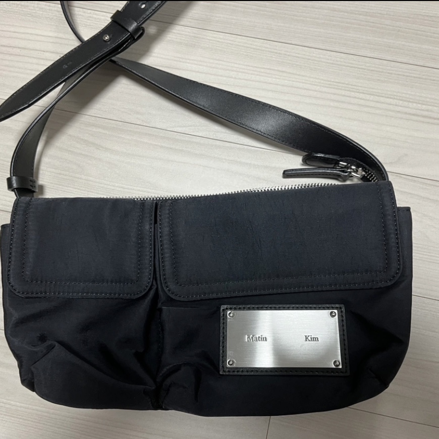 Matin Kim Cargo Cross Mini Bag Black 착용 스타일