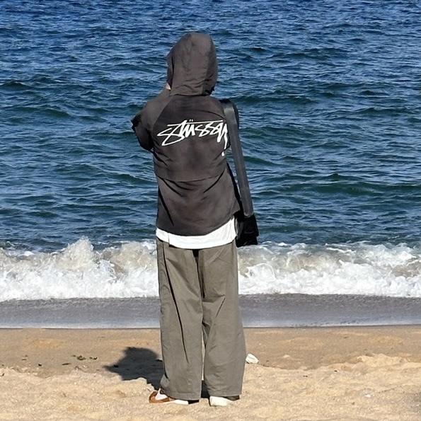 Stussy Wave Dye Beach Shell Jacket Black, Nike Moon Racer Monarch 착용 스타일 - 3