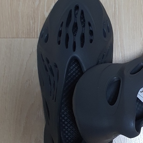Adidas Yeezy Foam RNNR Carbon 착용 스타일