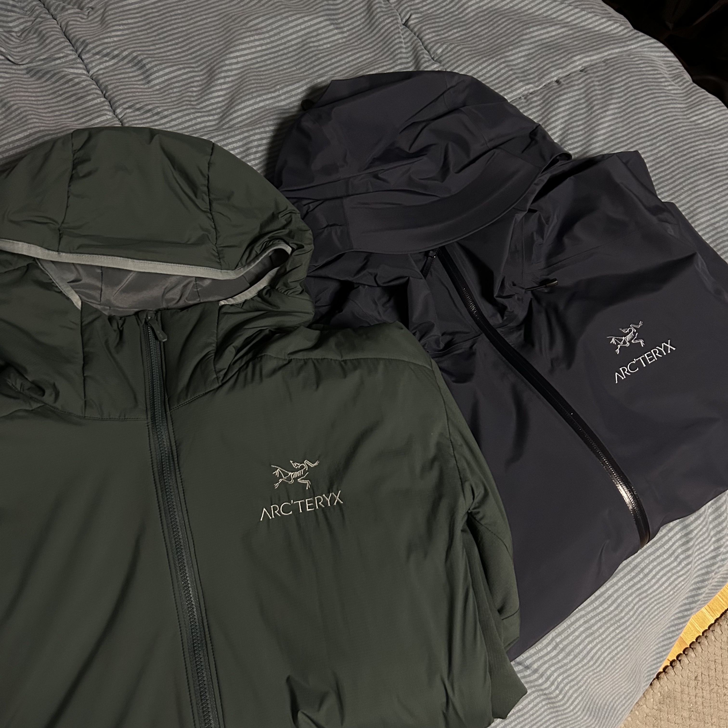 Arc'teryx Atom LT Hoody Glitch, Arc'teryx Beta LT Jacket Black Sapphire 착용 스타일
