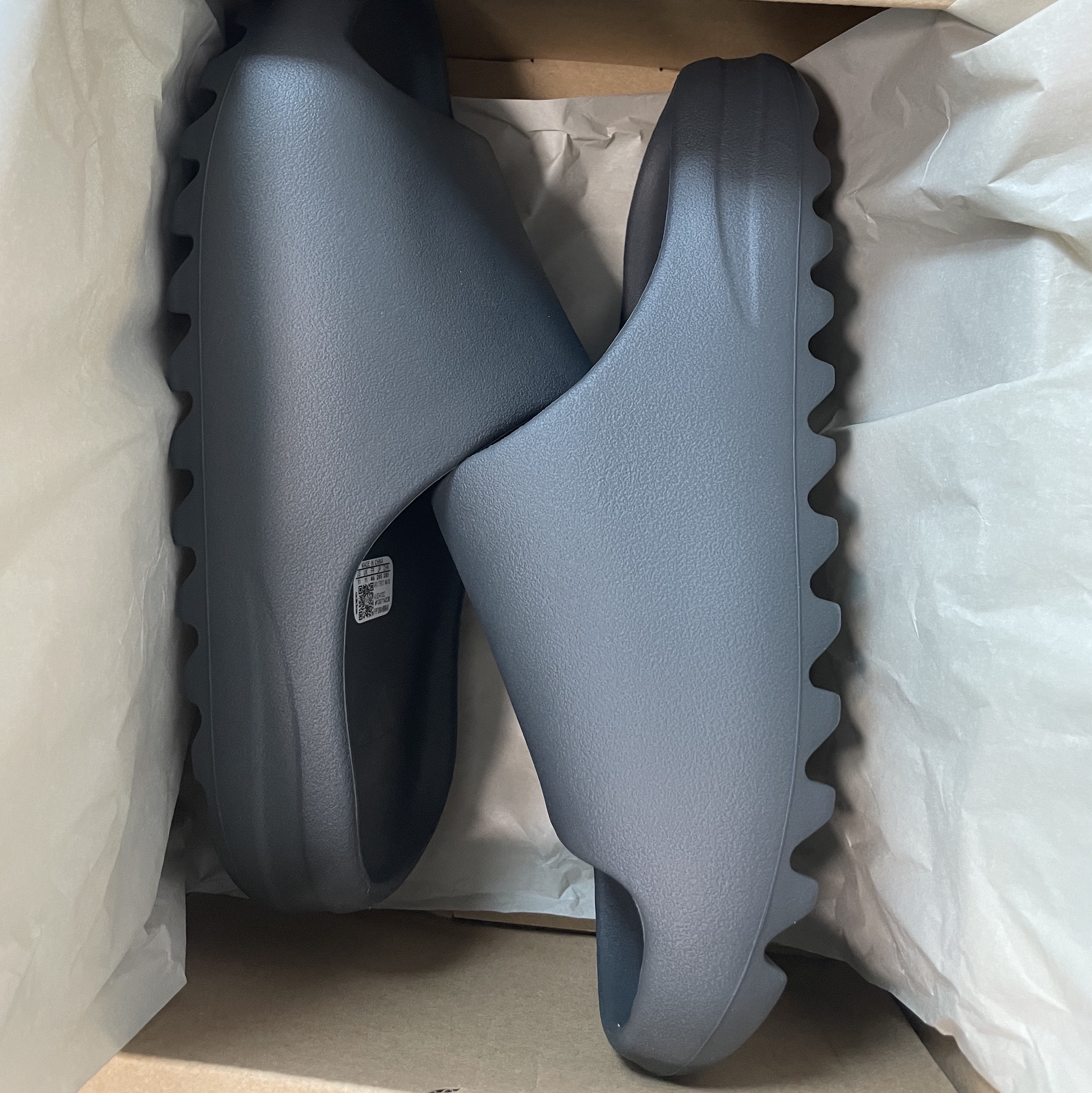 Adidas Yeezy Slide Granite 착용 스타일 - 2
