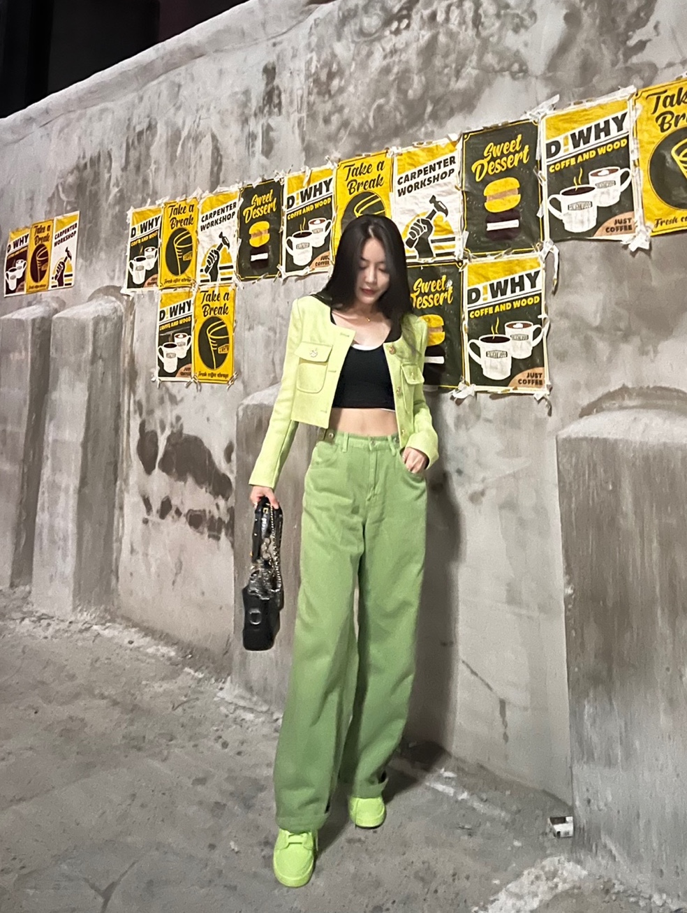 (W) Jordan 1 x Billie Eilish KO SP Lime Green, Chanel Gabrielle Small Hobo Bag Aged Calfskin & Gold Black 착용 스타일 - 2