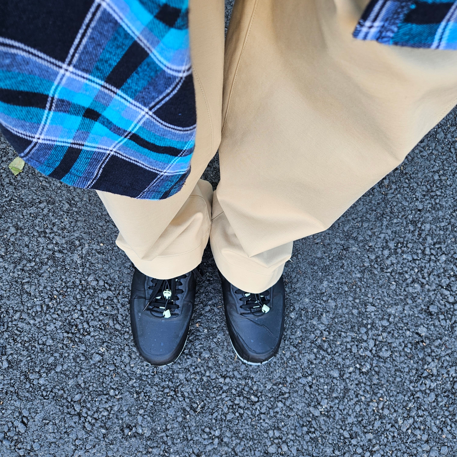 Nike Air Force 1 Low Experimental Black Olive Aura, Nonnod Flexible Pants Beige 착용 스타일 - 2