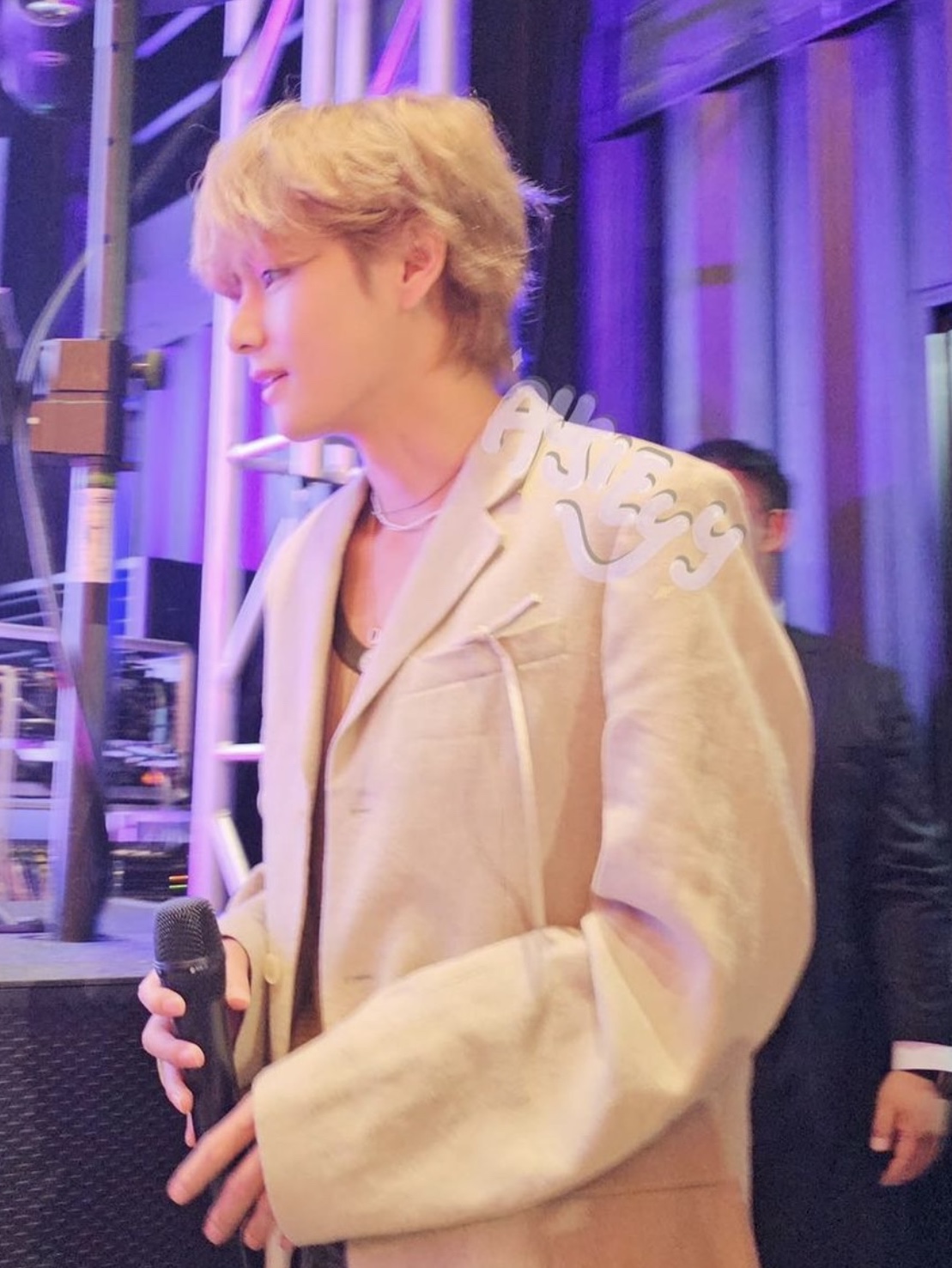 Jacquemus La Veste Feijoa Three-Button Blazer Light Beige, Jacquemus La Veste Feijoa Three-Button Blazer Beige 착용 스타일 - 3