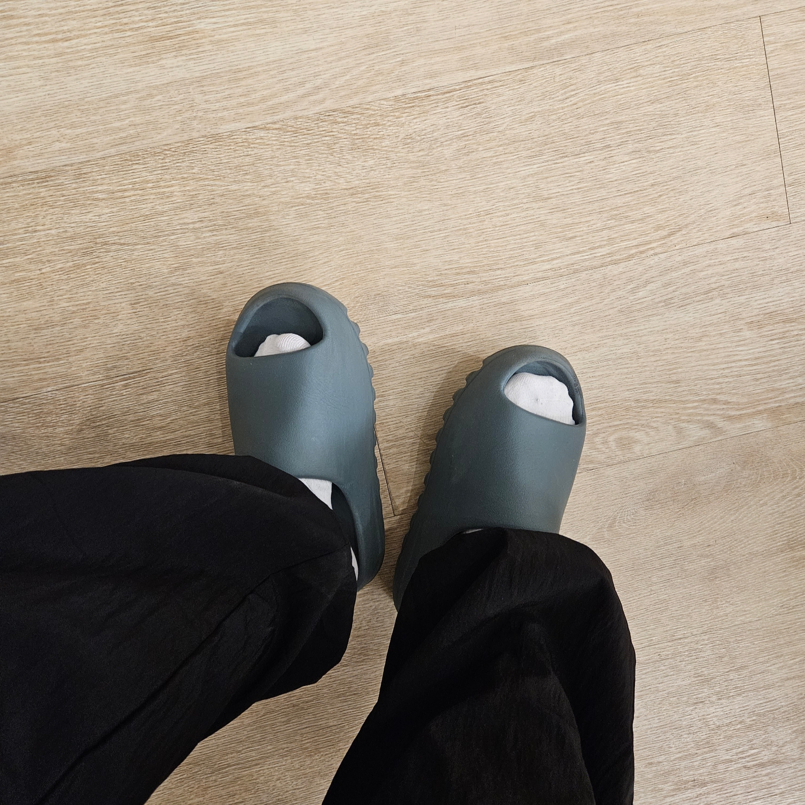Adidas Yeezy Slide Slate Marine 착용 스타일