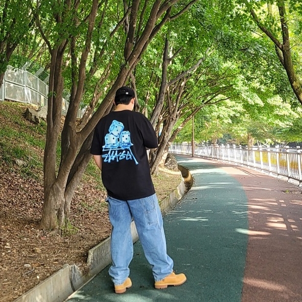 Stussy Melted T-Shirt Black, The Museum Visitor x Jon Burgerman Pinky Winky & Charlie Ball Cap Black 착용 스타일
