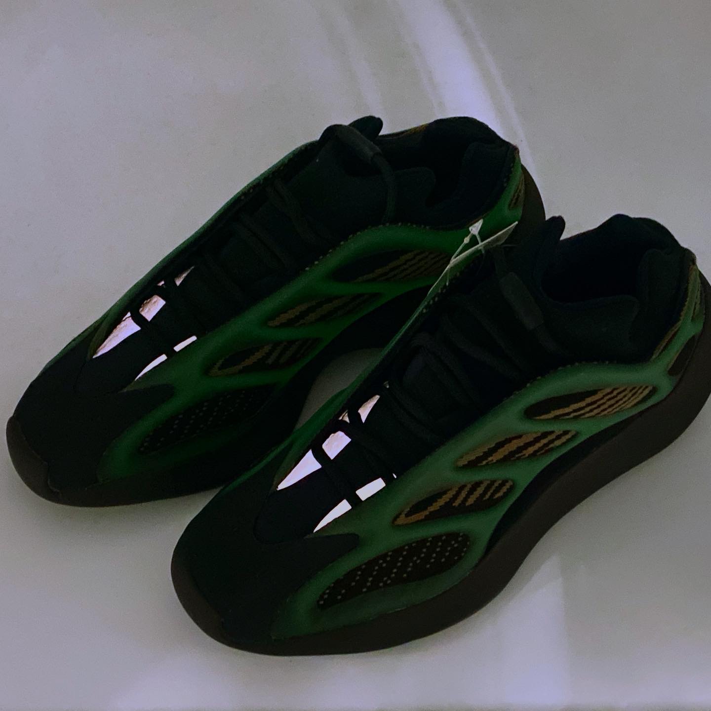 Adidas Yeezy 700 V3 Clay Brown 착용 스타일 - 5
