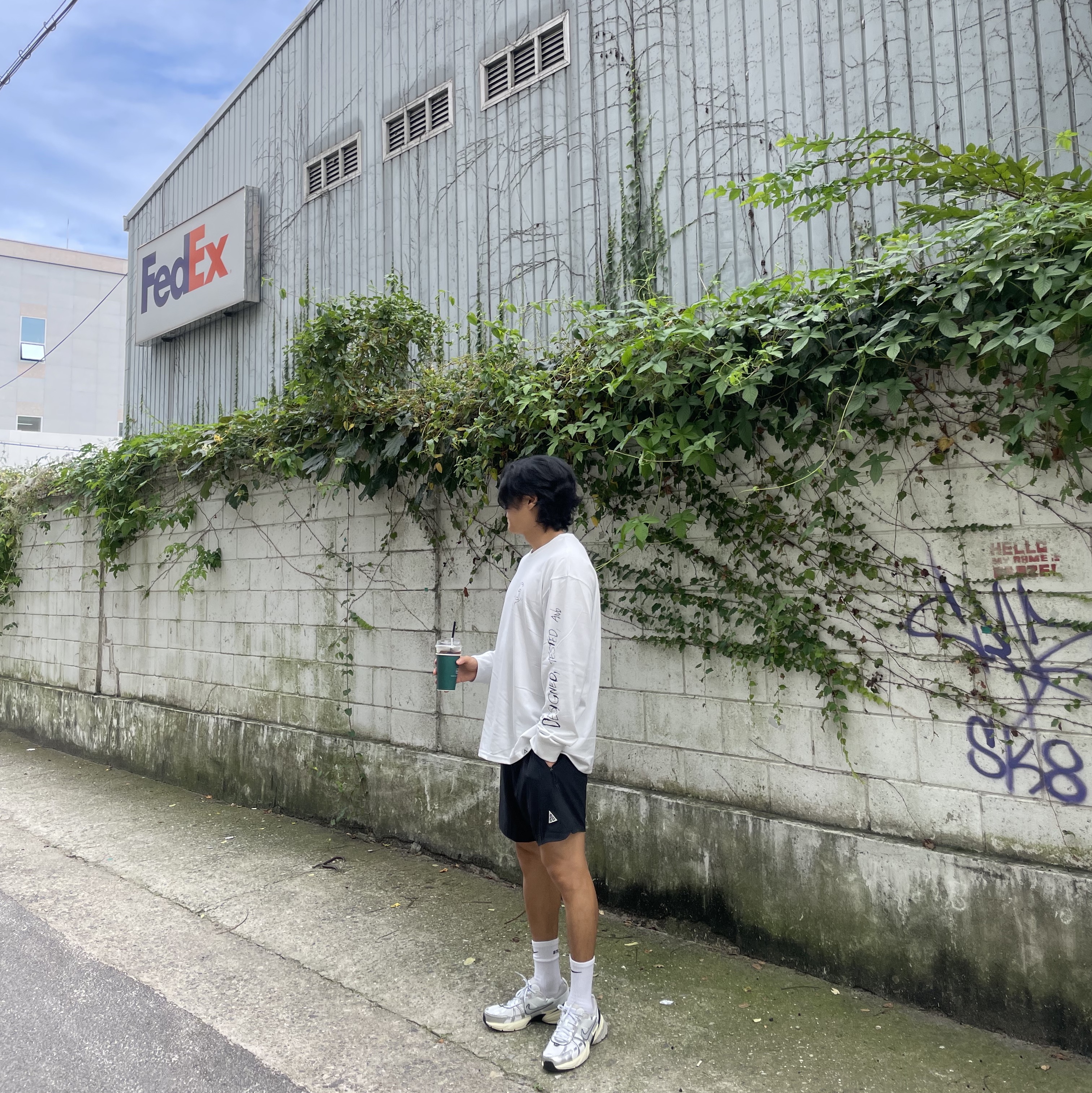 Nike V2K Run Summit White Metallic Silver, Nike ACG Ralph Steadman Long Sleeve T-Shirt Summit White - Asia 착용 스타일 - 3