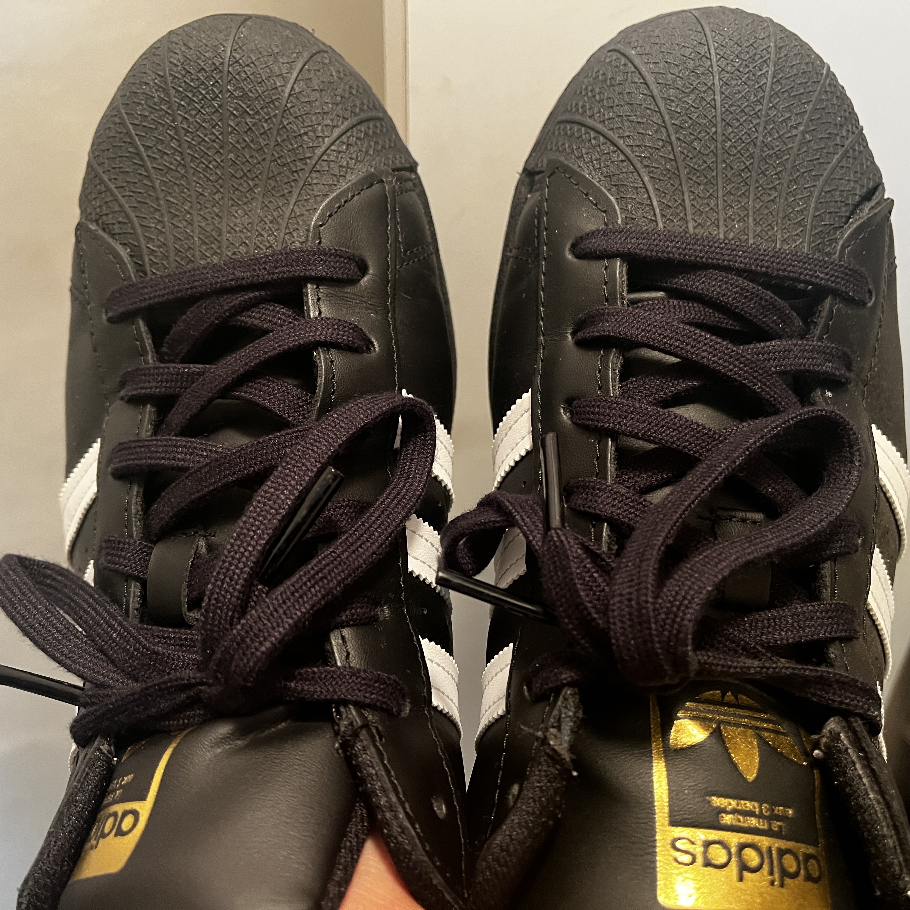 Adidas Superstar Core Black White 착용 스타일 - 1