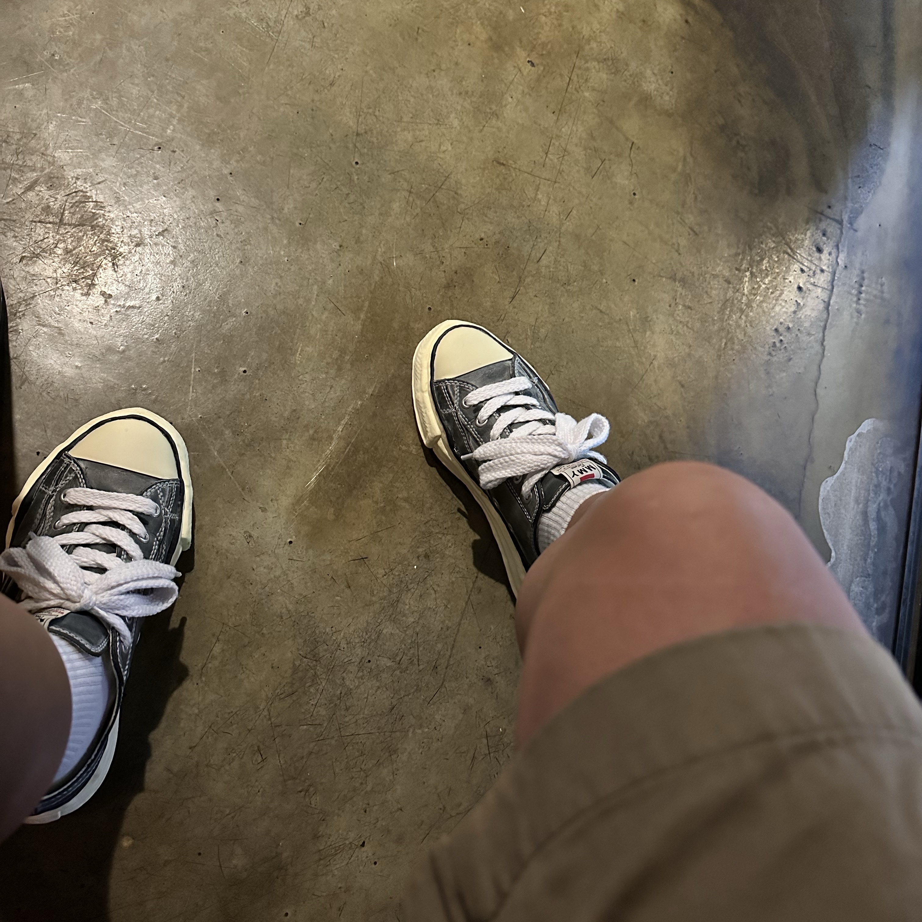 Maison Mihara Yasuhiro Peterson OG Sole Paraffin Leather Low-top Sneakers Black 착용 스타일
