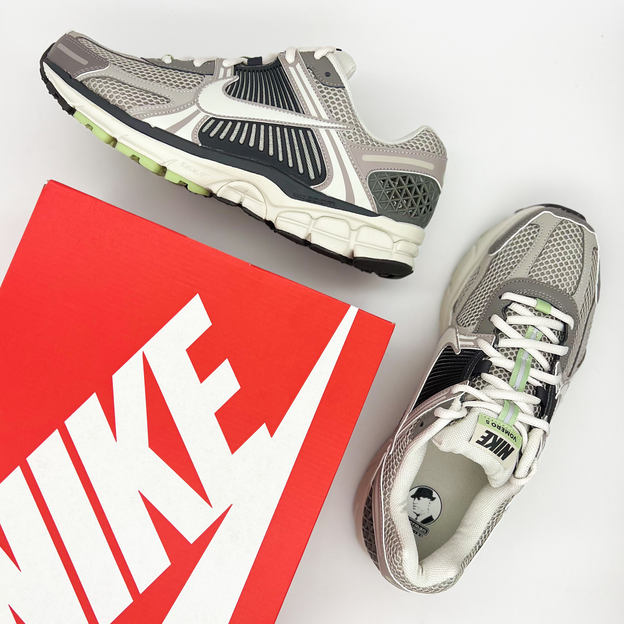(W) Nike Zoom Vomero 5 Cobblestone and Flat Pewter 착용 스타일 - 5