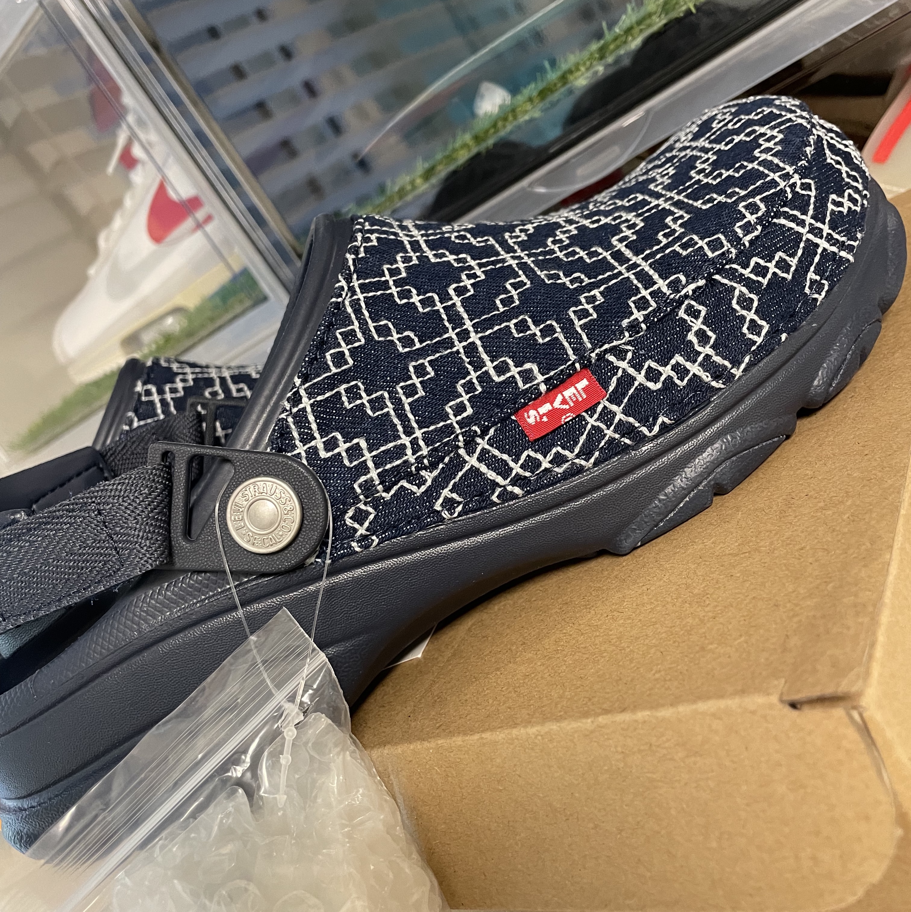 Crocs x Levi's All Terrain Clog Navy 착용 스타일 - 3