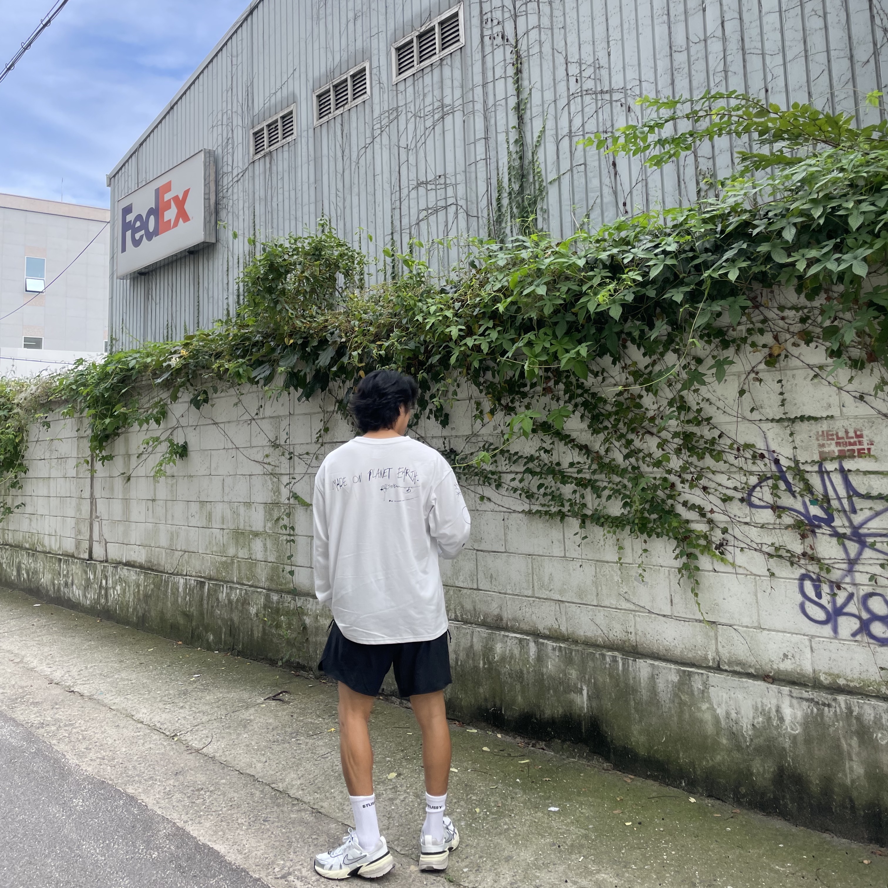 Nike V2K Run Summit White Metallic Silver, Nike ACG Ralph Steadman Long Sleeve T-Shirt Summit White - Asia 착용 스타일 - 4