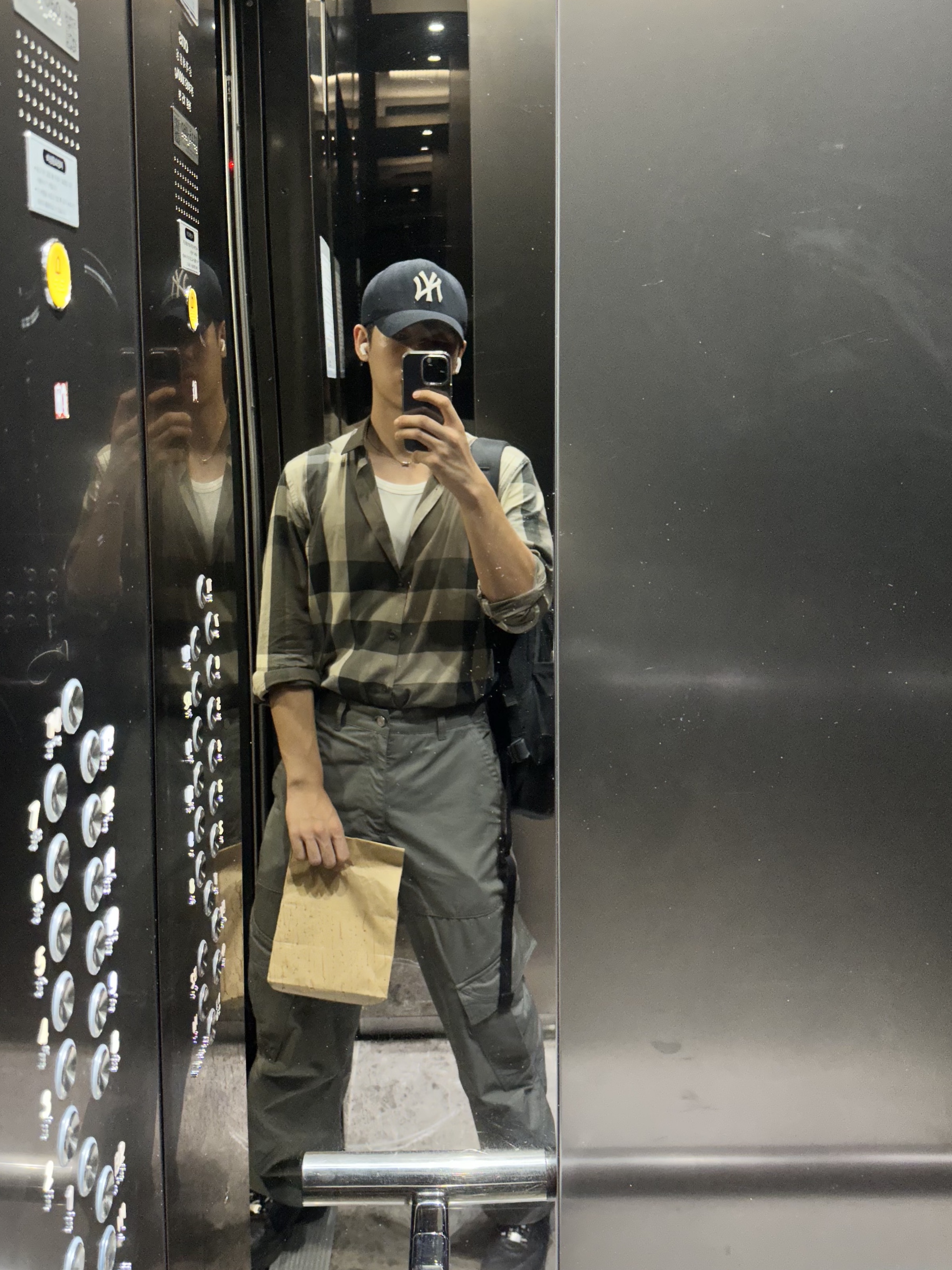 Arc'teryx Mantis 26 Backpack Black, Nike x Supreme Air Force 1 Low Black 착용 스타일 - 1