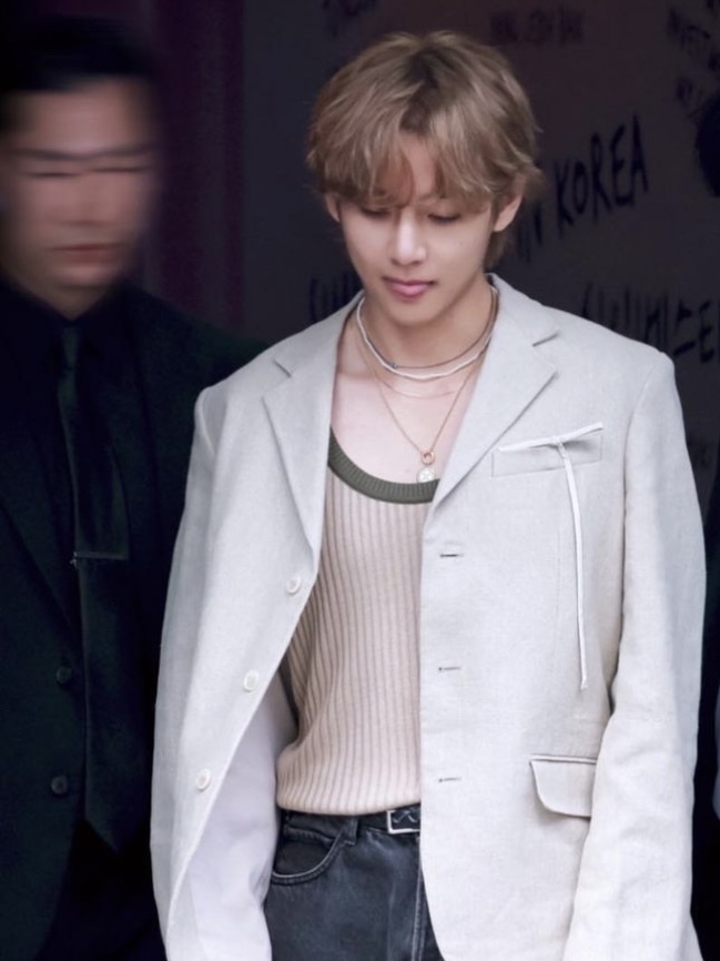 Jacquemus La Veste Feijoa Three-Button Blazer Light Beige, Jacquemus La Veste Feijoa Three-Button Blazer Beige 착용 스타일 - 2