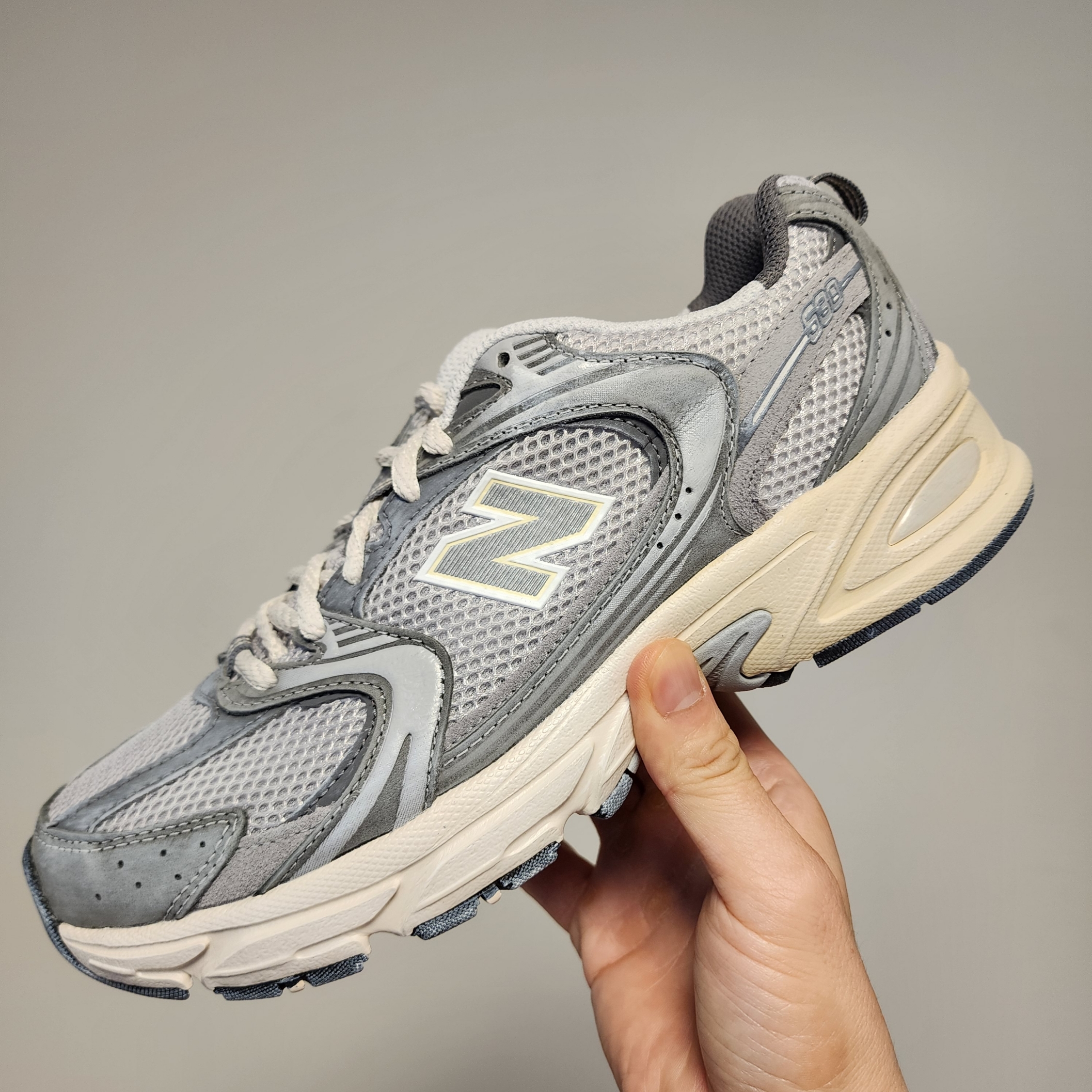 New Balance 530 Premium Vintage Grey Matter 착용 스타일 - 1
