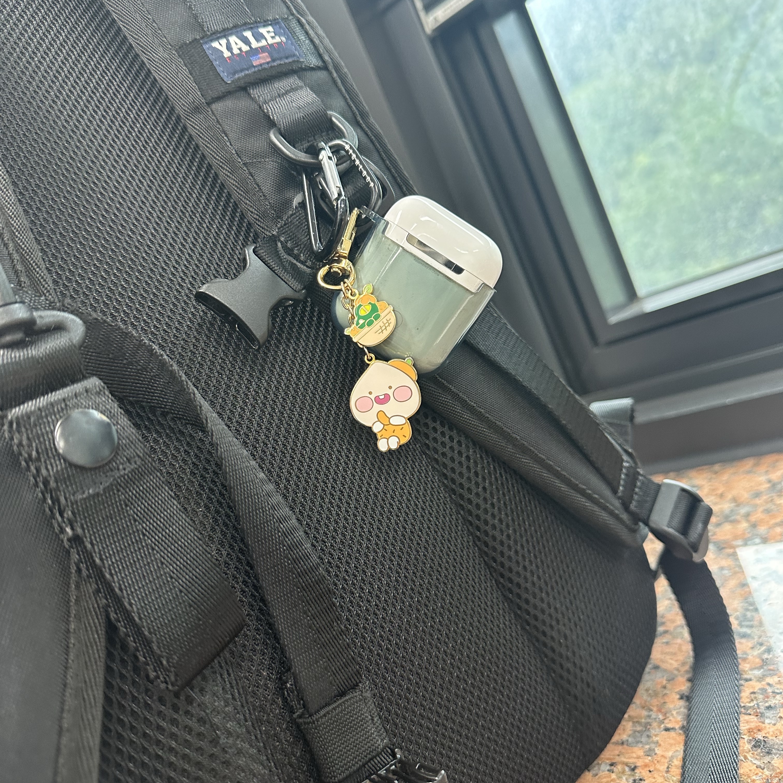 Apple AirPods 2nd Gen with Wireless Charing Case (Korean Ver.) 착용 스타일