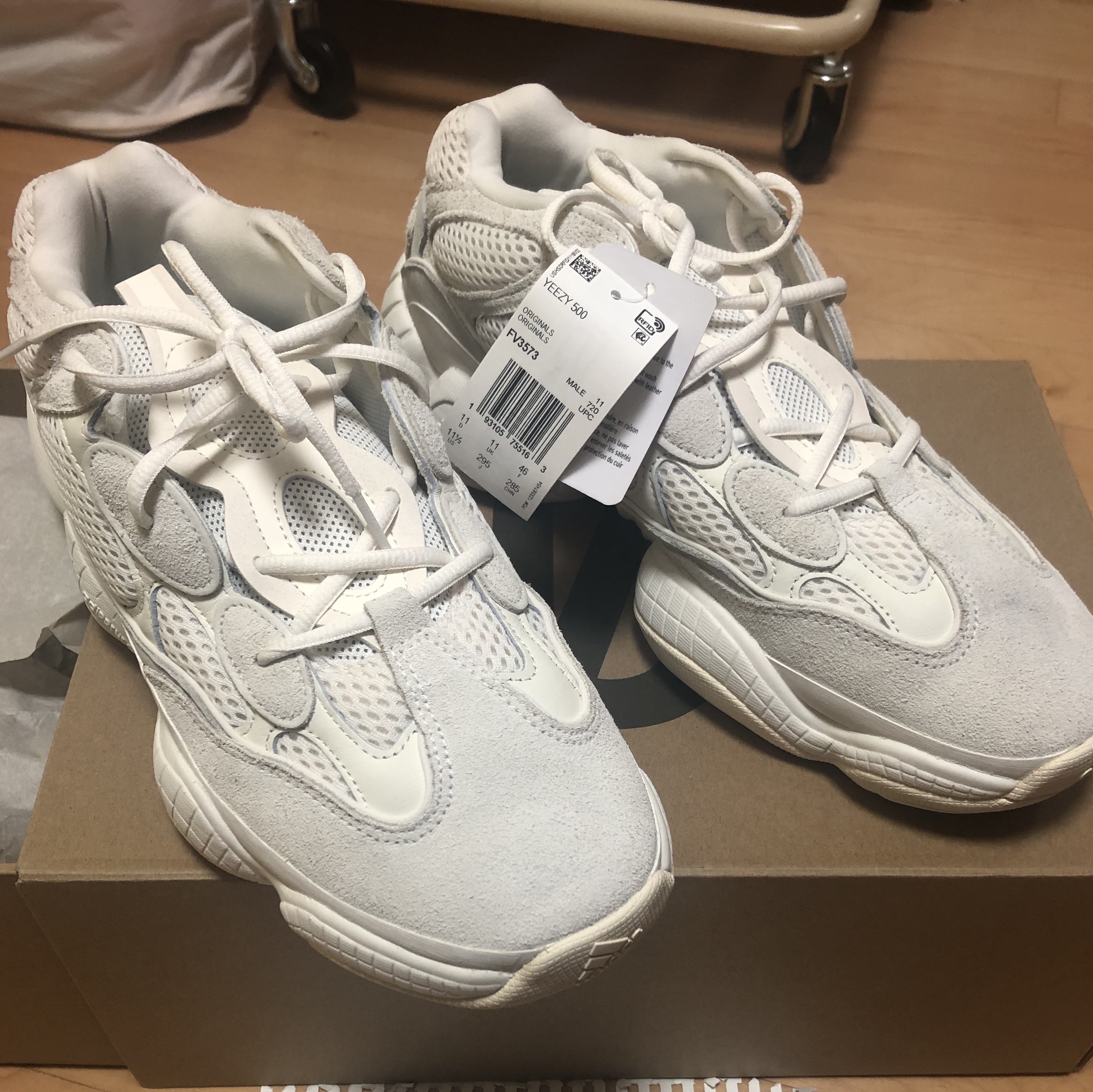 Adidas Yeezy 500 Bone White 착용 스타일